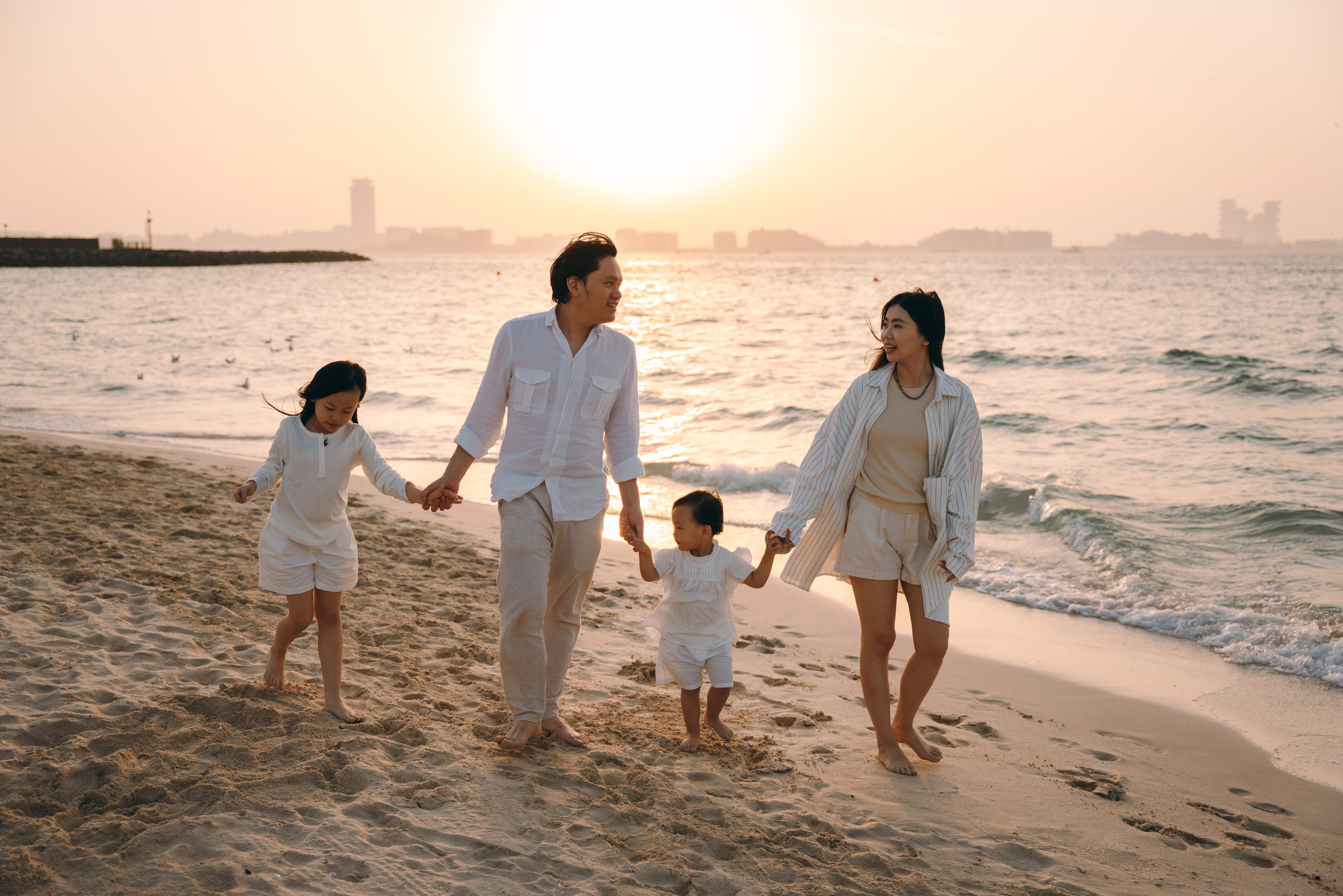 Wavy beach day. Angela Iakovleva — Family Photographer in Dubai