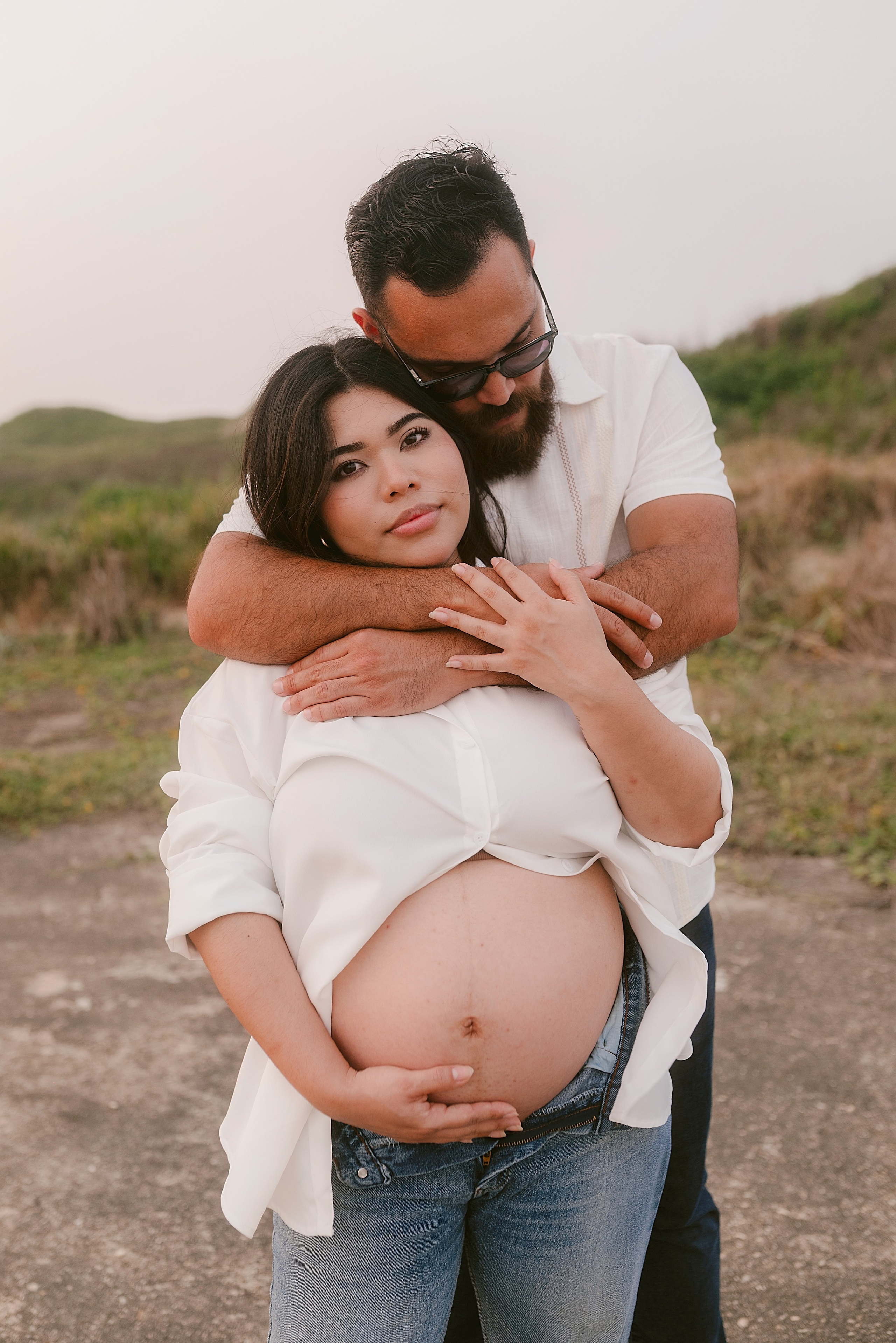 Maternity Pregnancy Session  Sesión embarazo Carlos RaGo Fotografía Fotografía de maternidad en playa al atardecer 