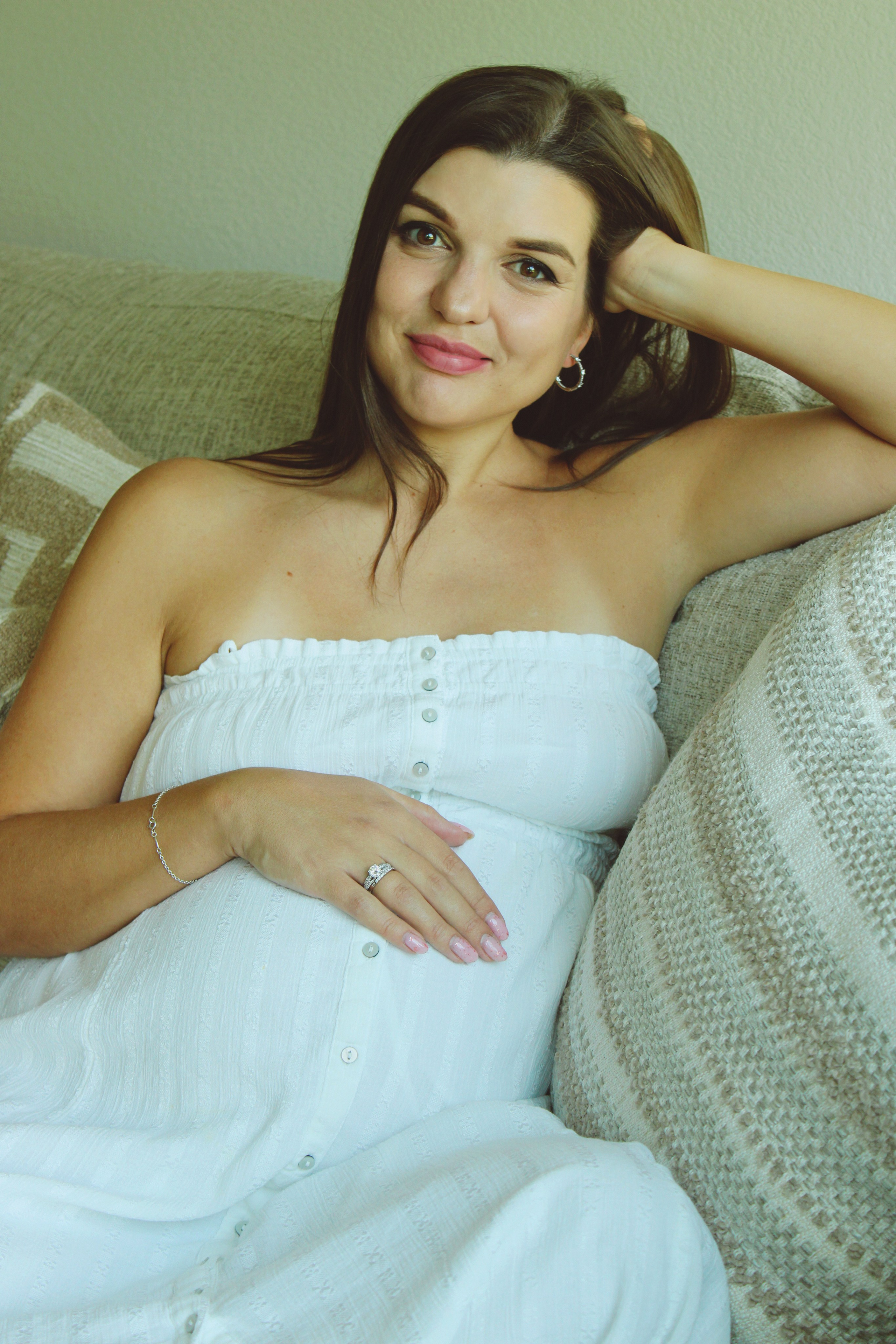 Maternity, Family & Pregnancy Photoshoot at Home. Lana Petrychenko — Portrait & Family Photographer. Valencia, Spain