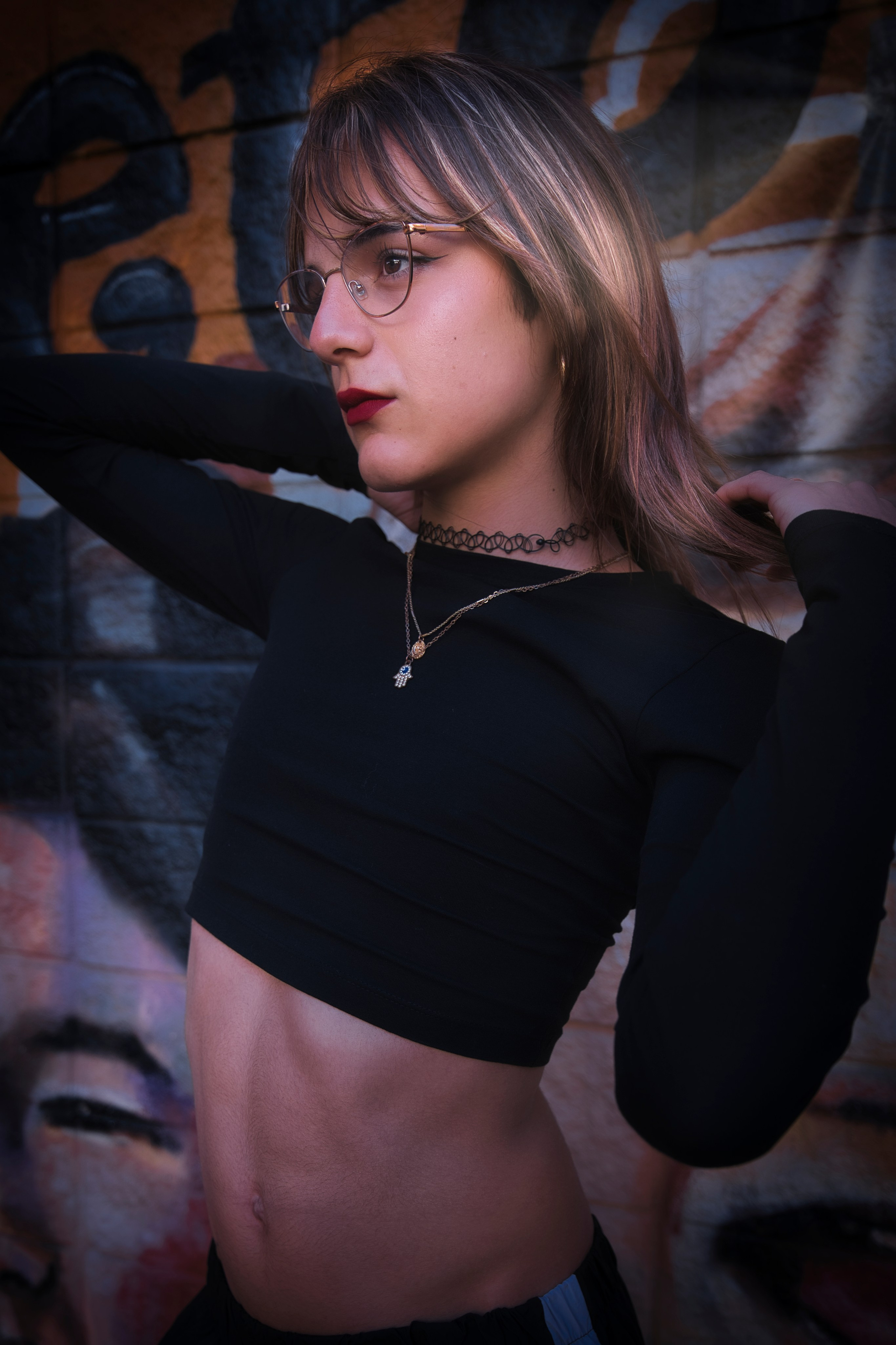 Retrato artístico en exteriores capturado con estilo profesional.