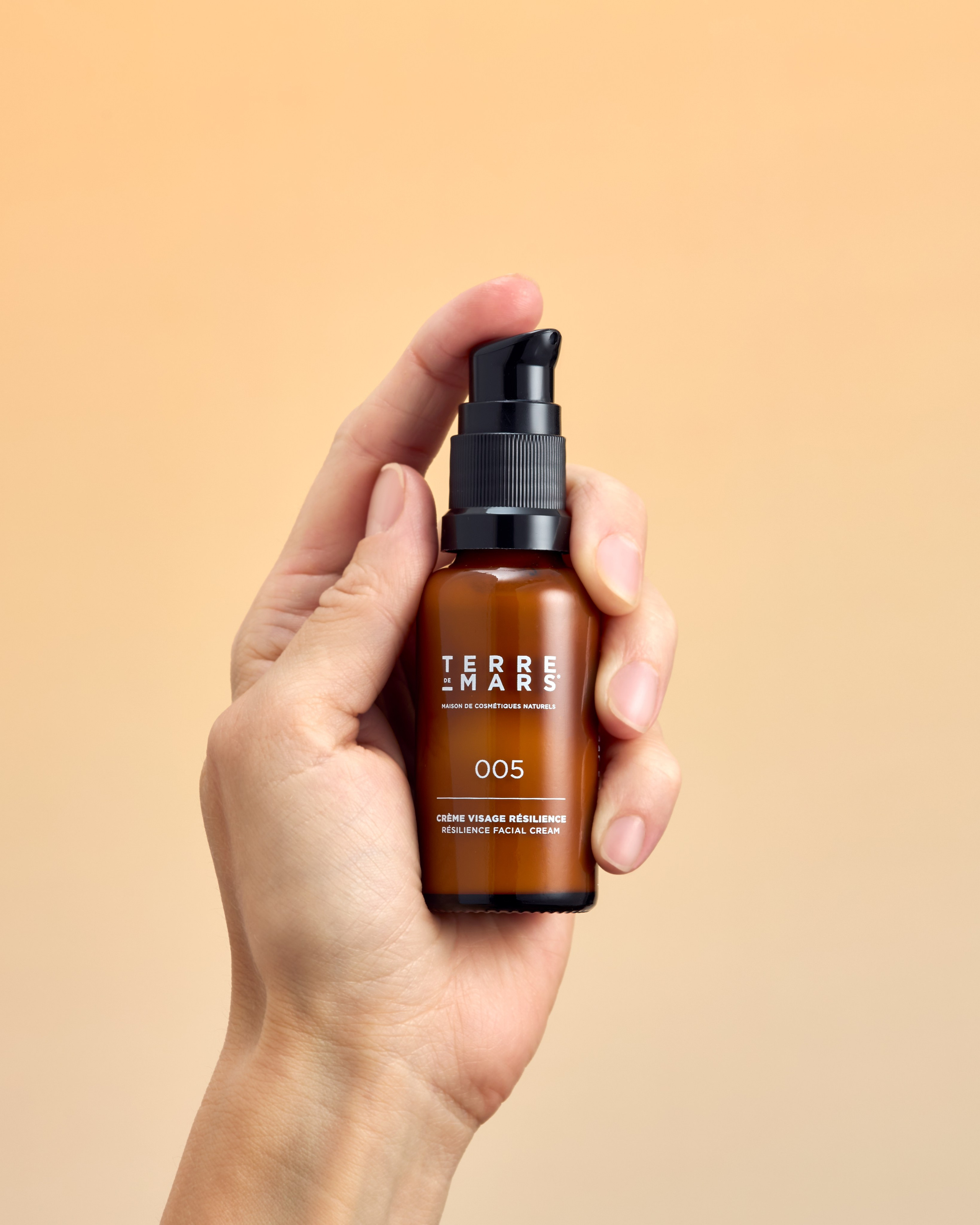 Gesichtscreme in Hand gehalten, professionelle Content-Fotografie für Social Media, Produktpräsentation und Werbekampagnen