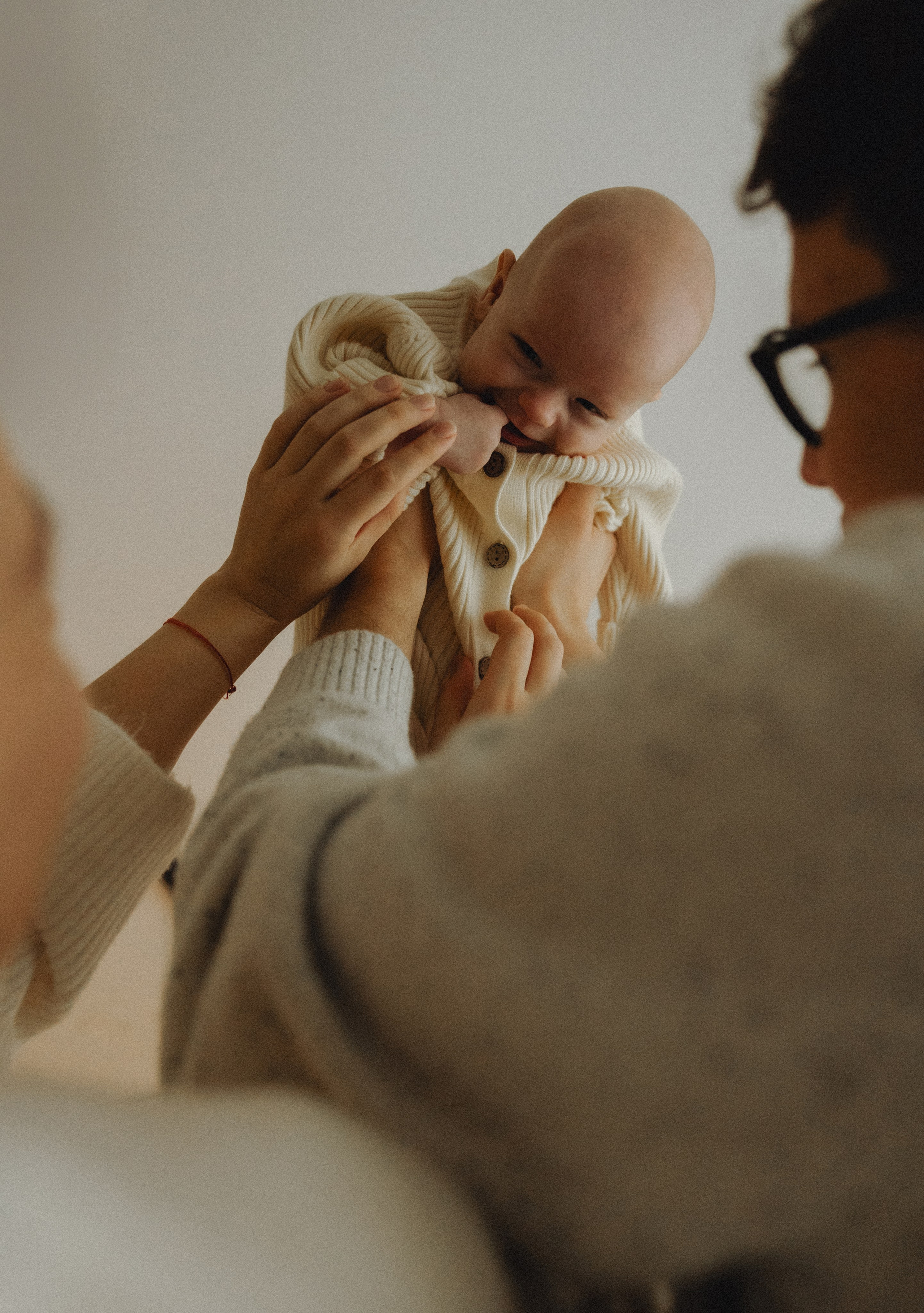 Naujagimio fotosesija namuose | 2025. Vestuvių ir šeimų fotografė Lena Bondarenko / belove photo