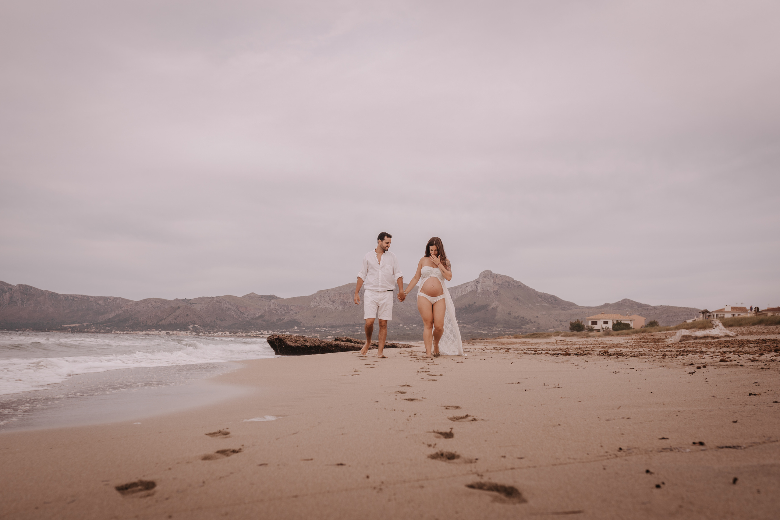 HAVING FUN ON THE BEACH. SPLASH Fotógrafo de bodas y familias en Palma de Mallorca | Mauricio Alcibar