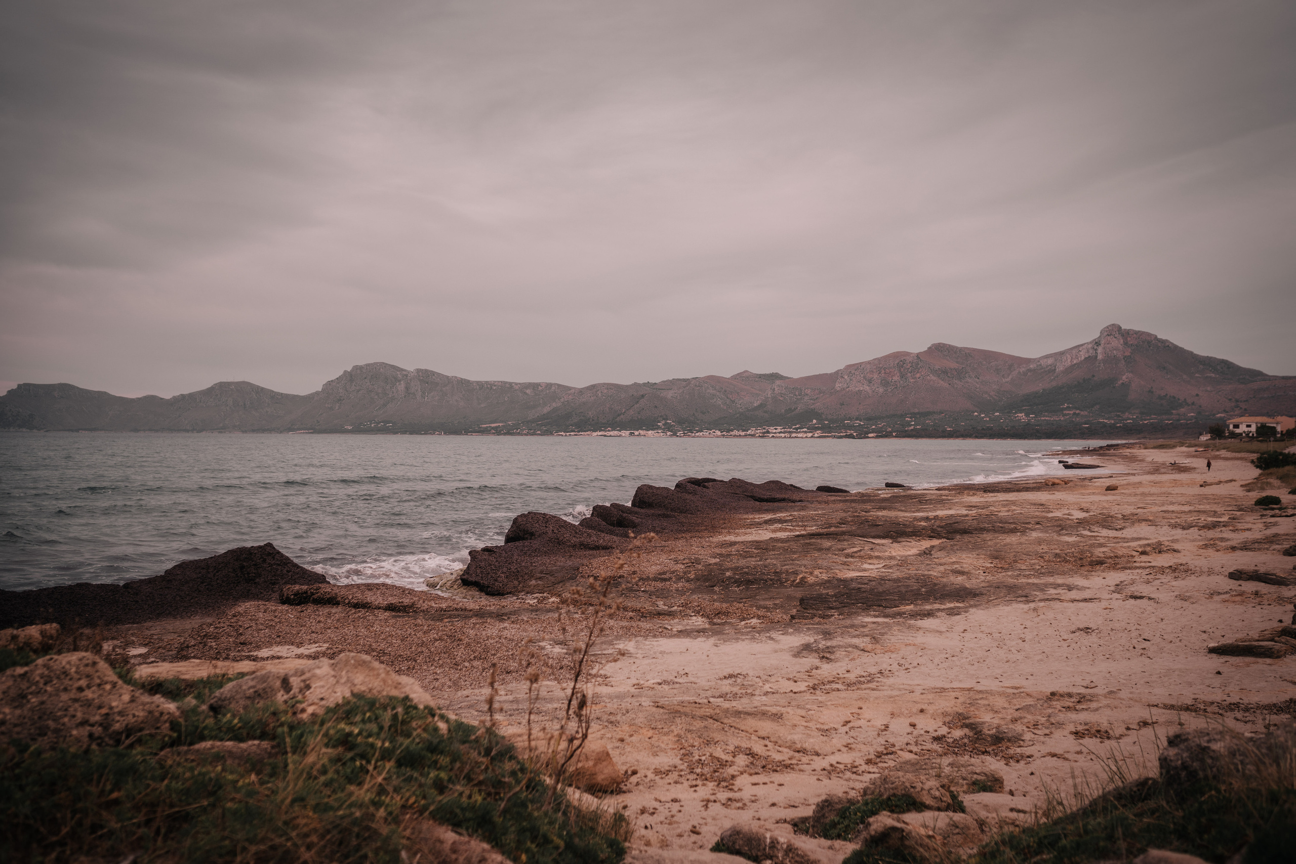 HAVING FUN ON THE BEACH. SPLASH Fotógrafo de bodas y familias en Palma de Mallorca | Mauricio Alcibar