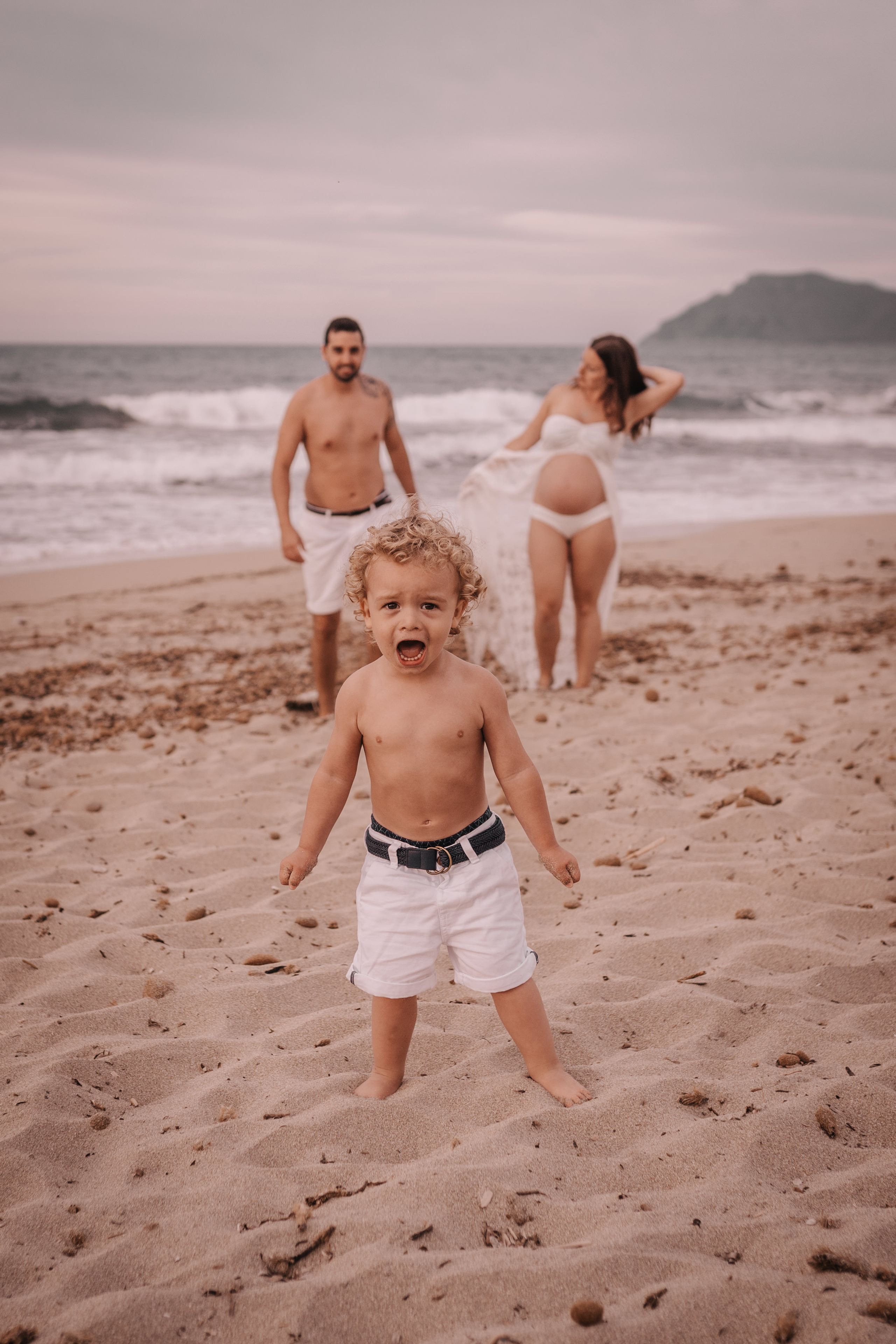 HAVING FUN ON THE BEACH. SPLASH Fotógrafo de bodas y familias en Palma de Mallorca | Mauricio Alcibar