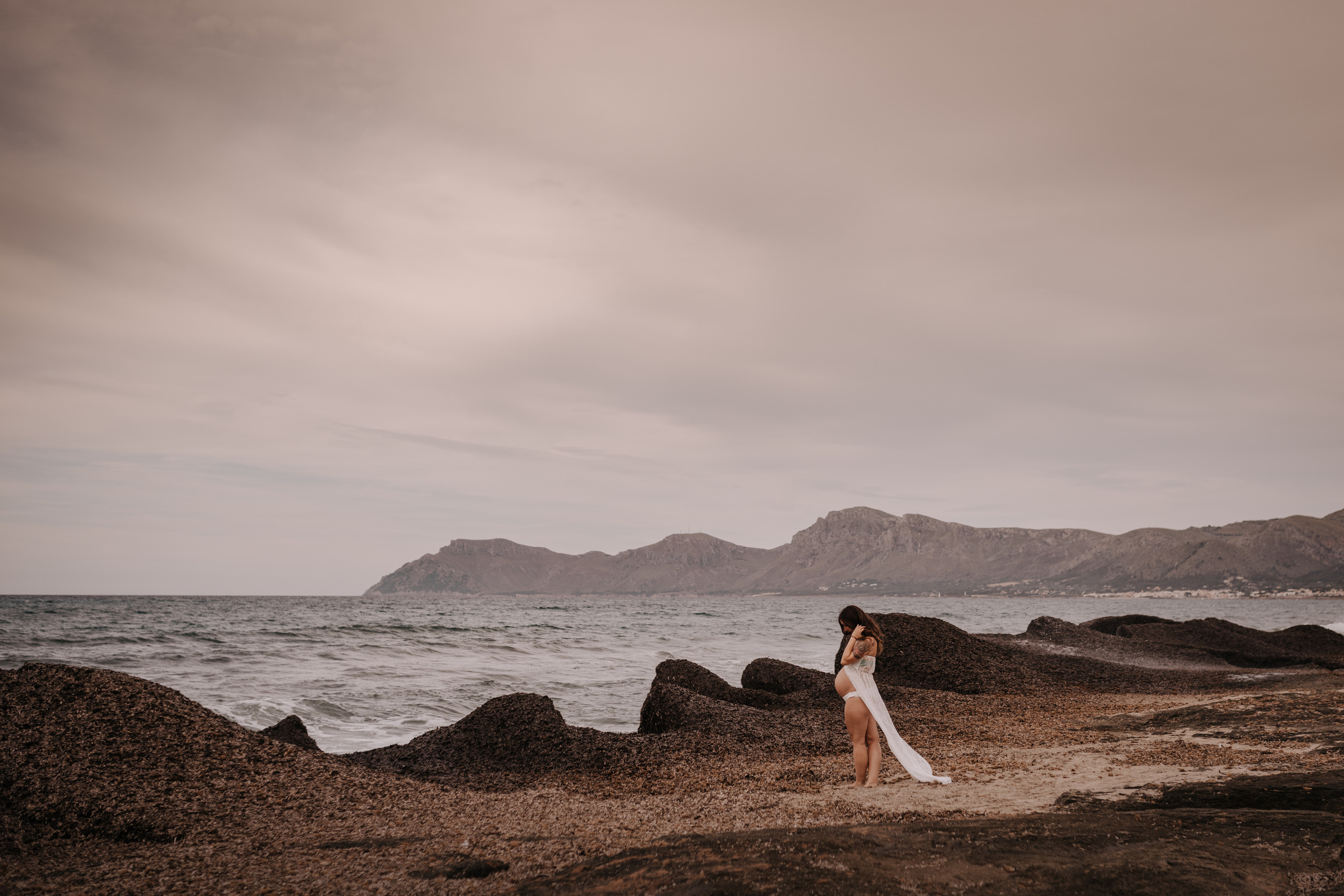 HAVING FUN ON THE BEACH. SPLASH Fotógrafo de bodas y familias en Palma de Mallorca | Mauricio Alcibar