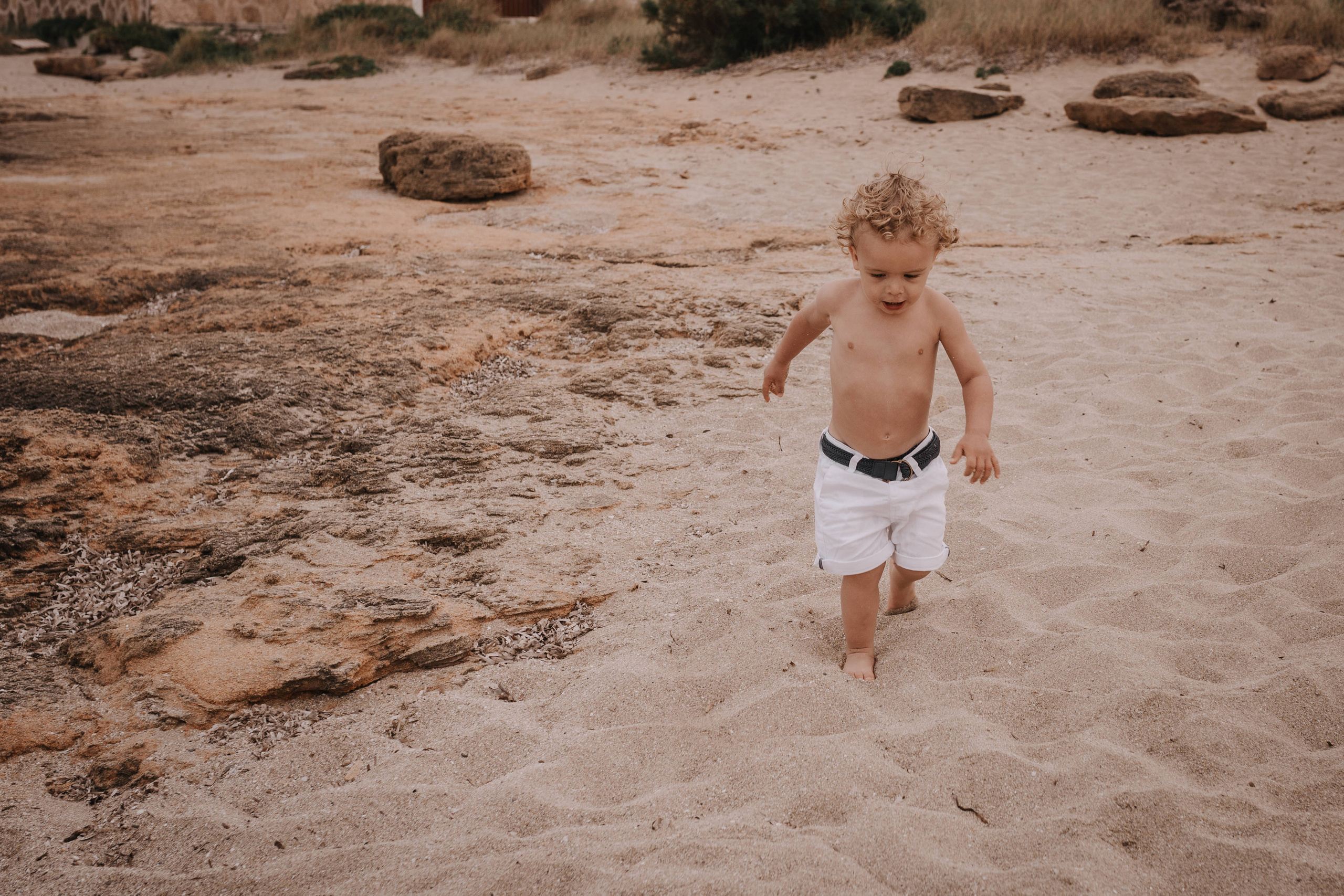 HAVING FUN ON THE BEACH. SPLASH Fotógrafo de bodas y familias en Palma de Mallorca | Mauricio Alcibar