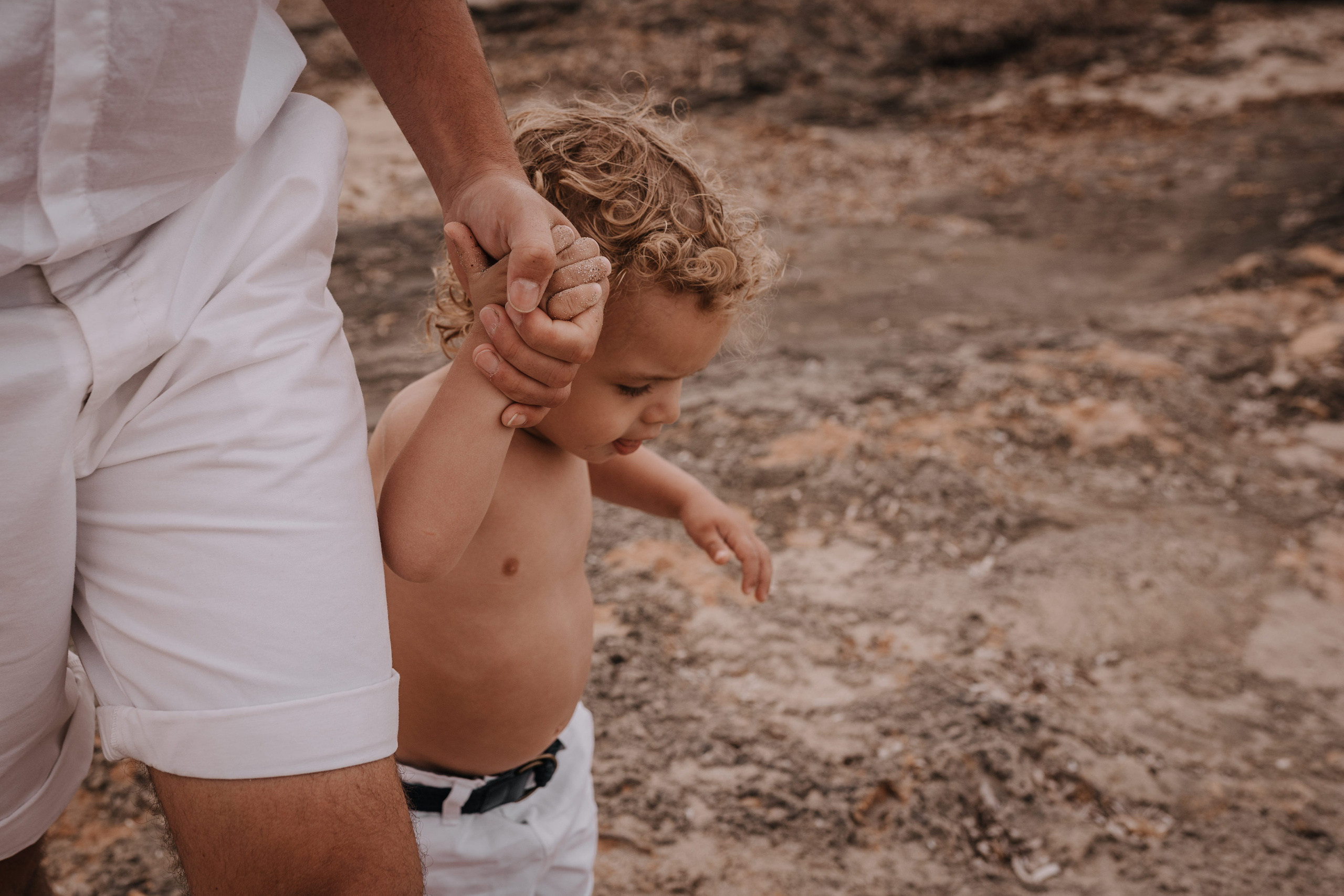 HAVING FUN ON THE BEACH. SPLASH Fotógrafo de bodas y familias en Palma de Mallorca | Mauricio Alcibar