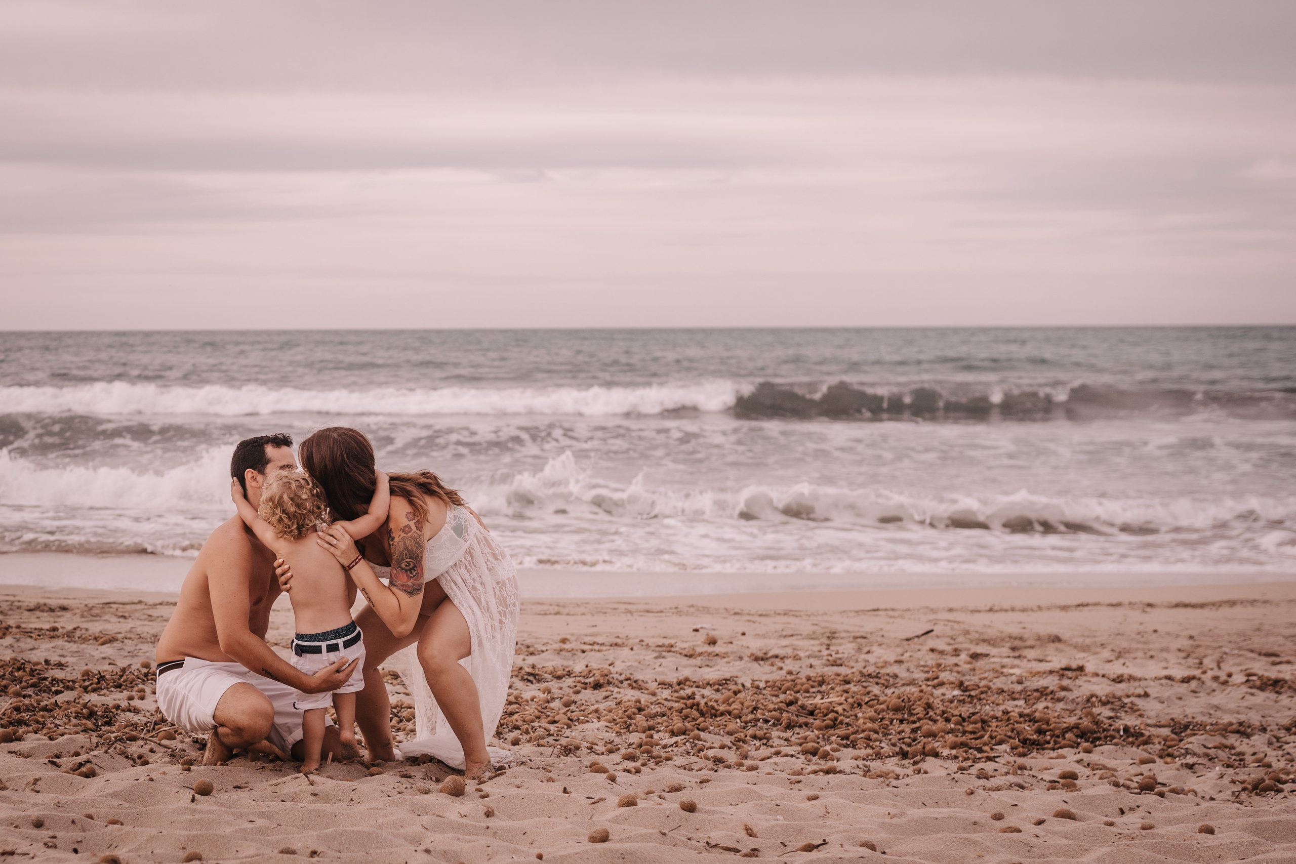 HAVING FUN ON THE BEACH. SPLASH Fotógrafo de bodas y familias en Palma de Mallorca | Mauricio Alcibar