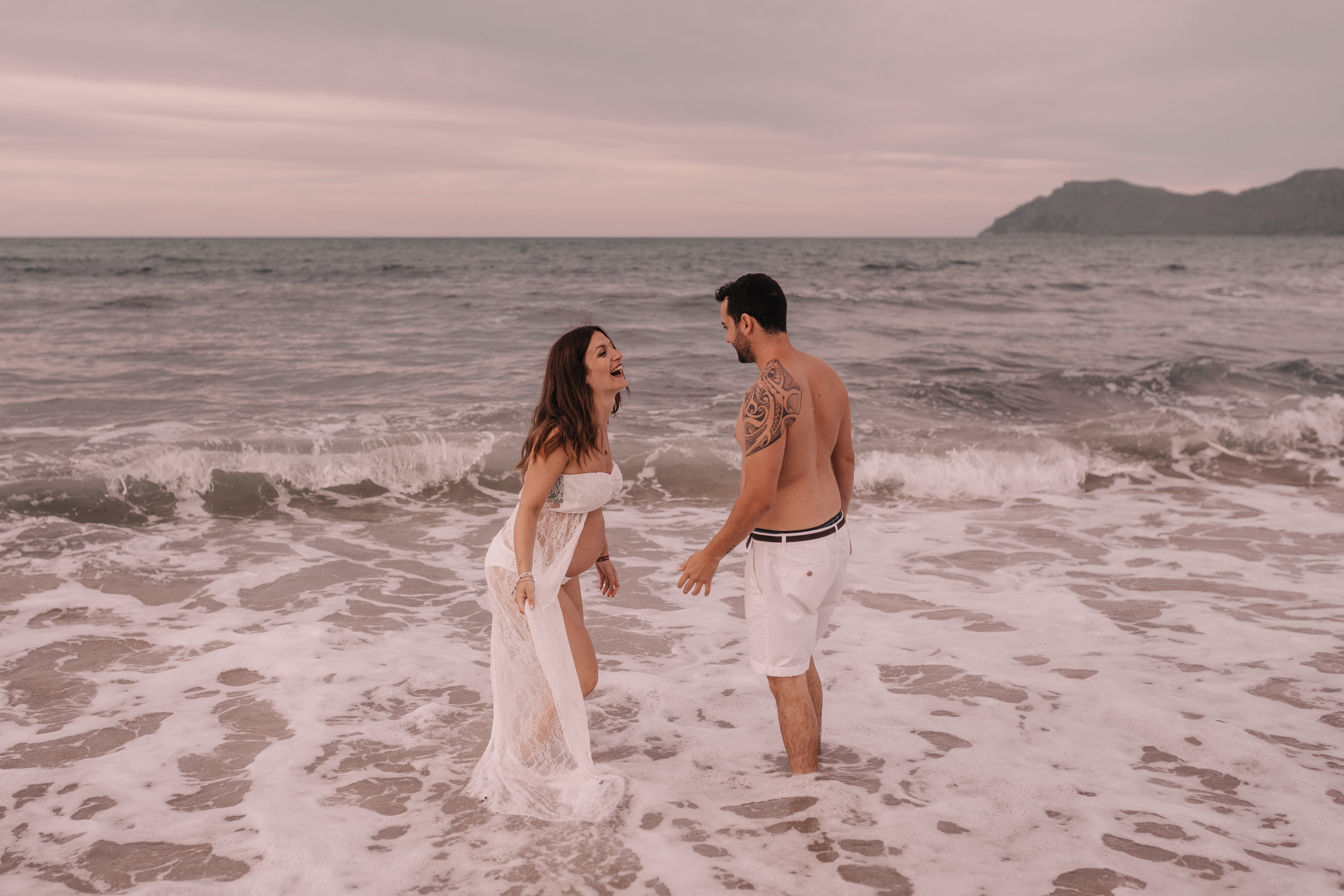HAVING FUN ON THE BEACH. SPLASH Fotógrafo de bodas y familias en Palma de Mallorca | Mauricio Alcibar