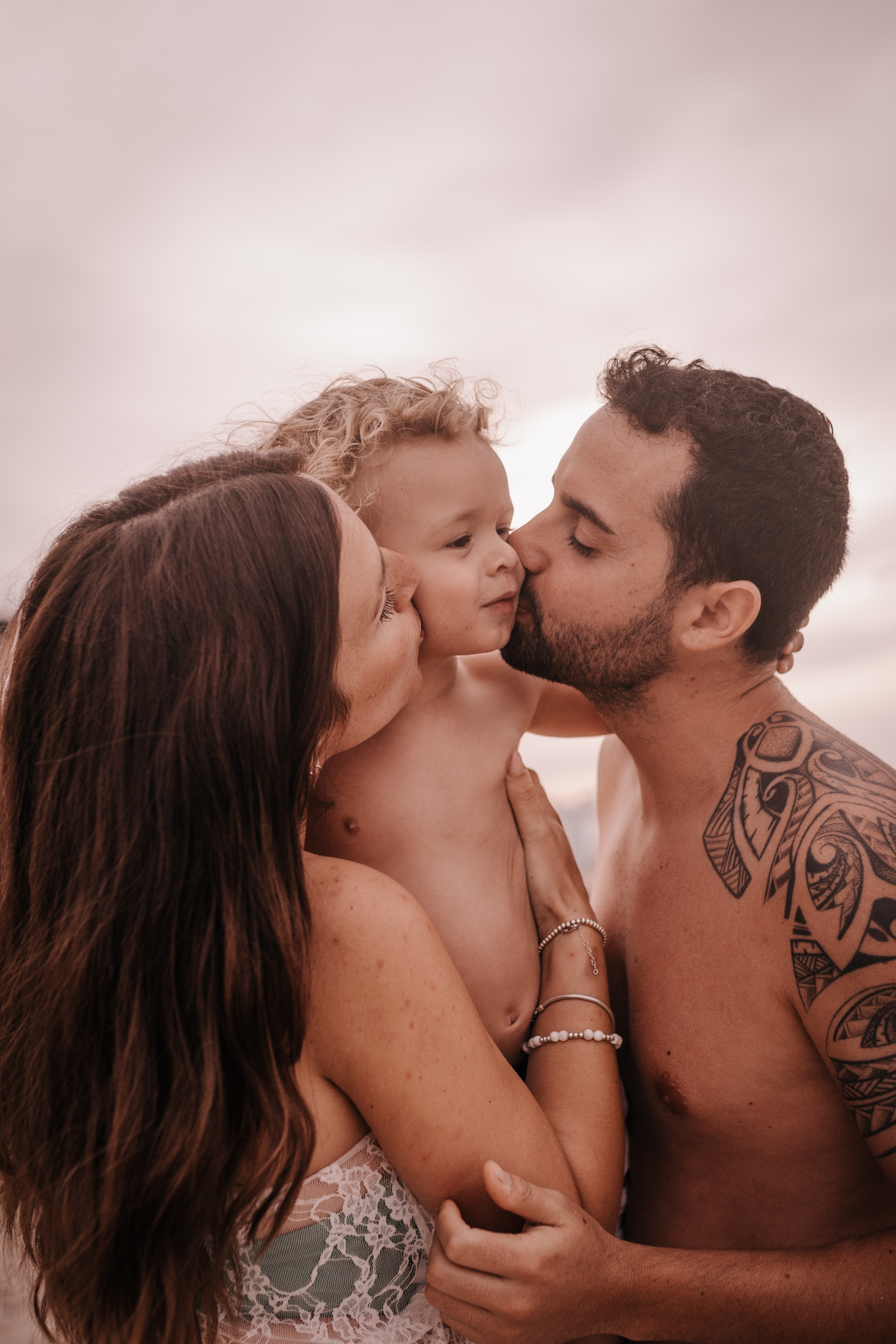 HAVING FUN ON THE BEACH. SPLASH Fotógrafo de bodas y familias en Palma de Mallorca | Mauricio Alcibar