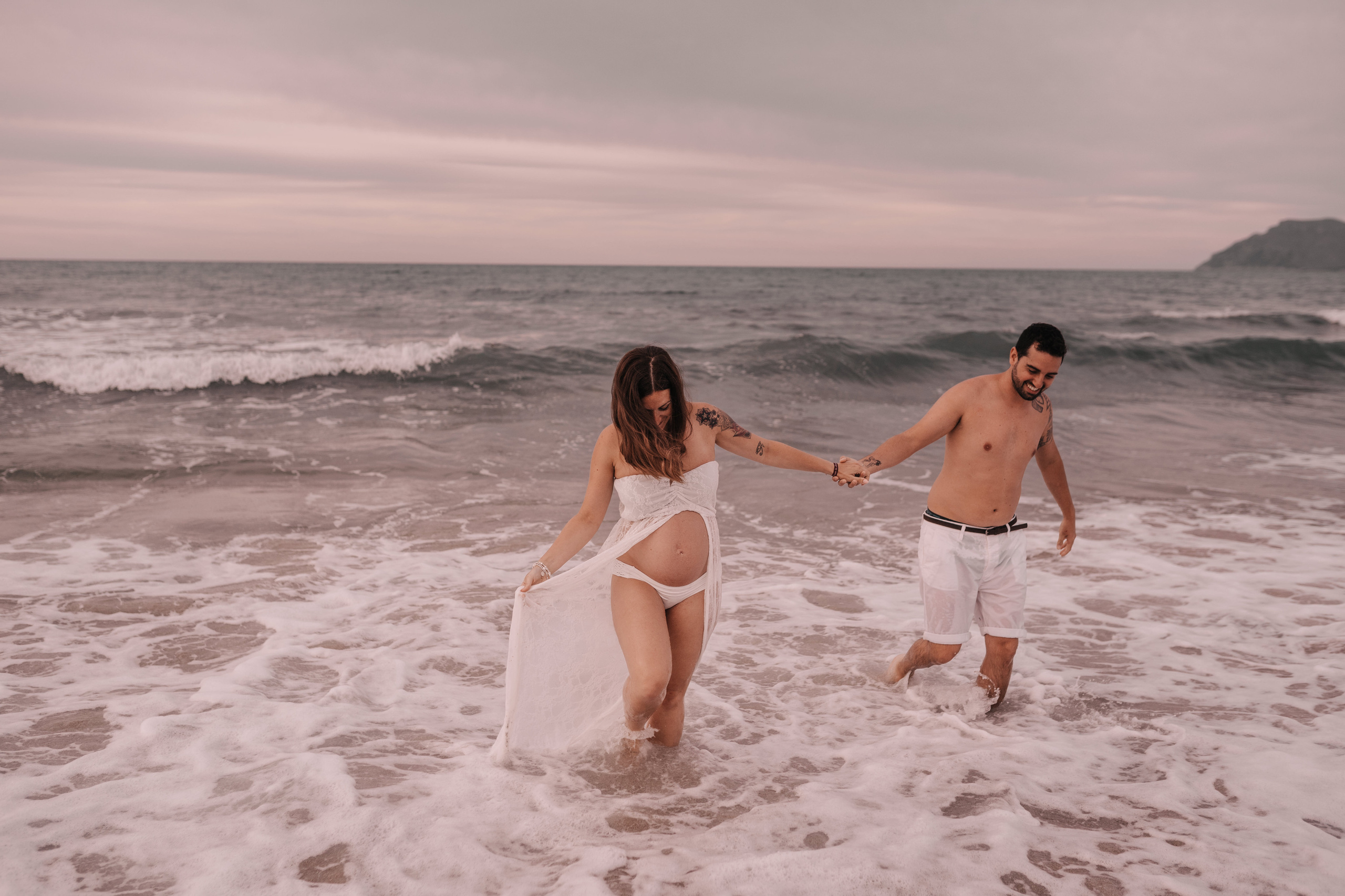 HAVING FUN ON THE BEACH. SPLASH Fotógrafo de bodas y familias en Palma de Mallorca | Mauricio Alcibar