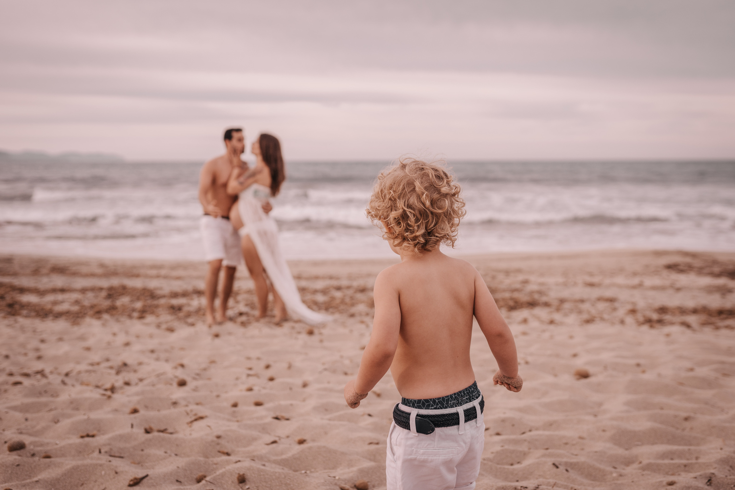HAVING FUN ON THE BEACH. SPLASH Fotógrafo de bodas y familias en Palma de Mallorca | Mauricio Alcibar
