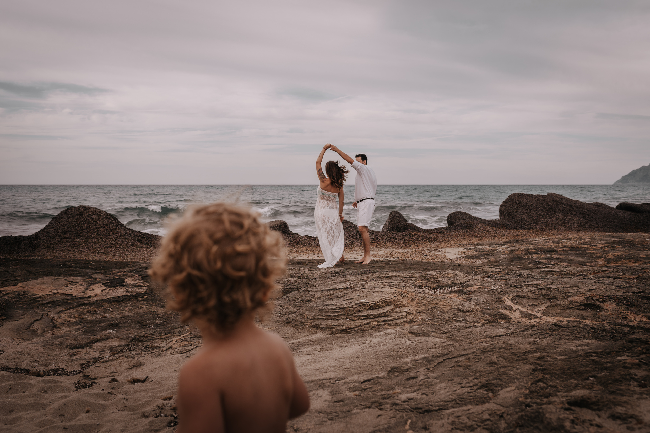 HAVING FUN ON THE BEACH. SPLASH Fotógrafo de bodas y familias en Palma de Mallorca | Mauricio Alcibar
