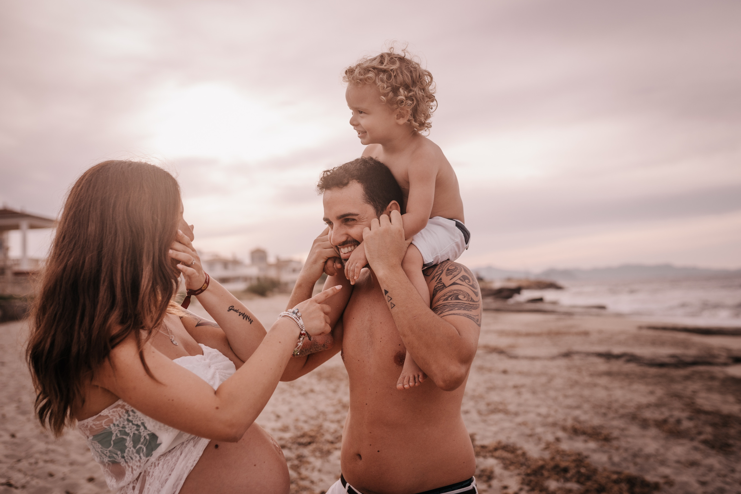 HAVING FUN ON THE BEACH. SPLASH Fotógrafo de bodas y familias en Palma de Mallorca | Mauricio Alcibar