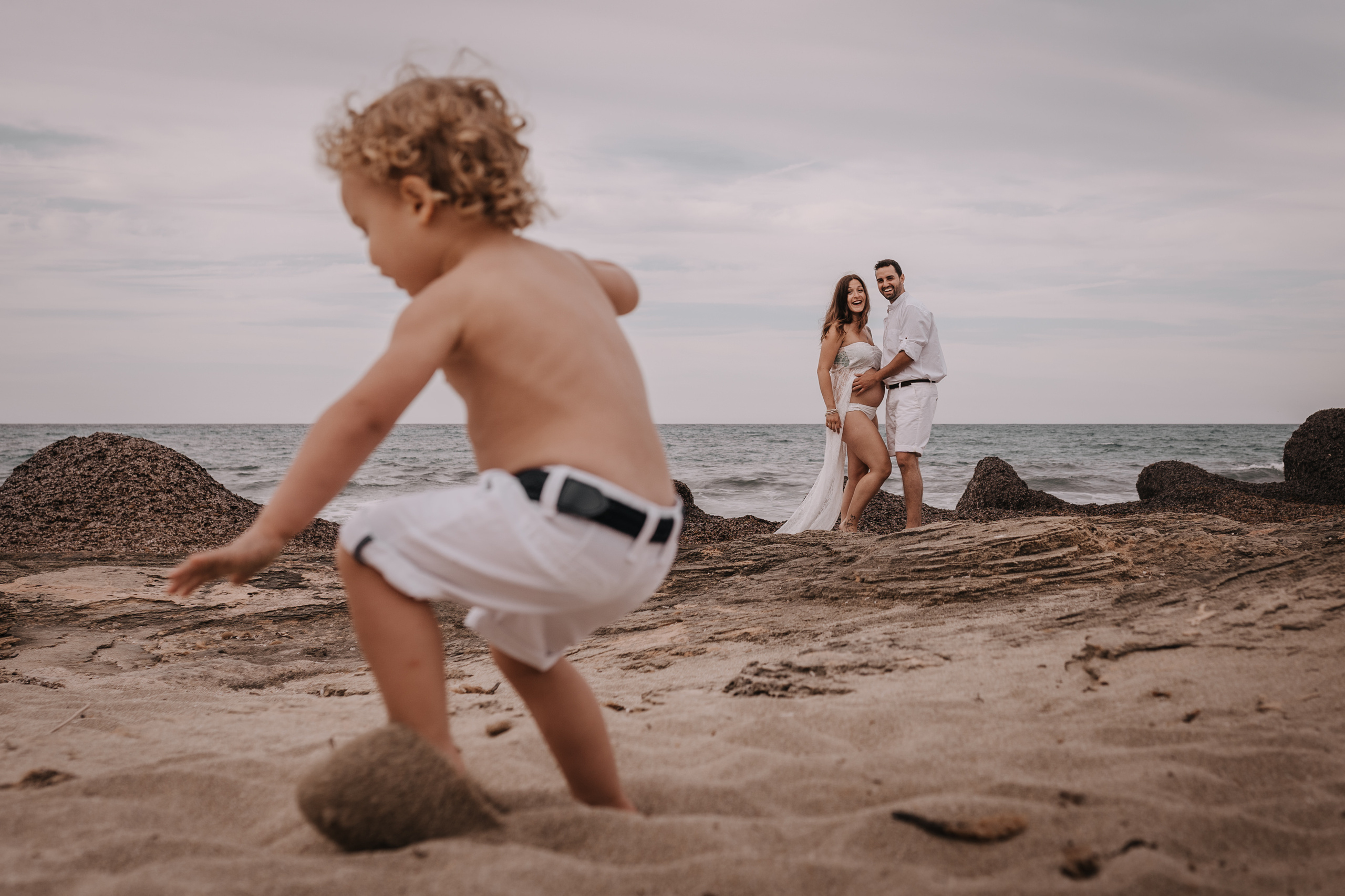 HAVING FUN ON THE BEACH. SPLASH Fotógrafo de bodas y familias en Palma de Mallorca | Mauricio Alcibar