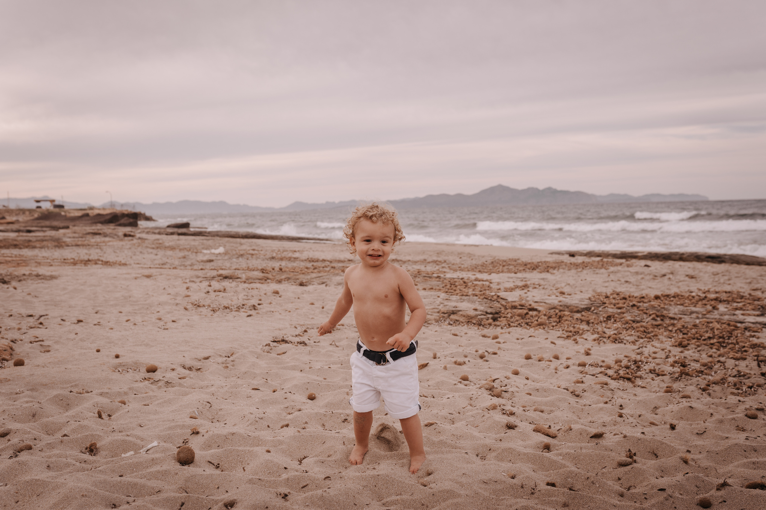 HAVING FUN ON THE BEACH. SPLASH Fotógrafo de bodas y familias en Palma de Mallorca | Mauricio Alcibar