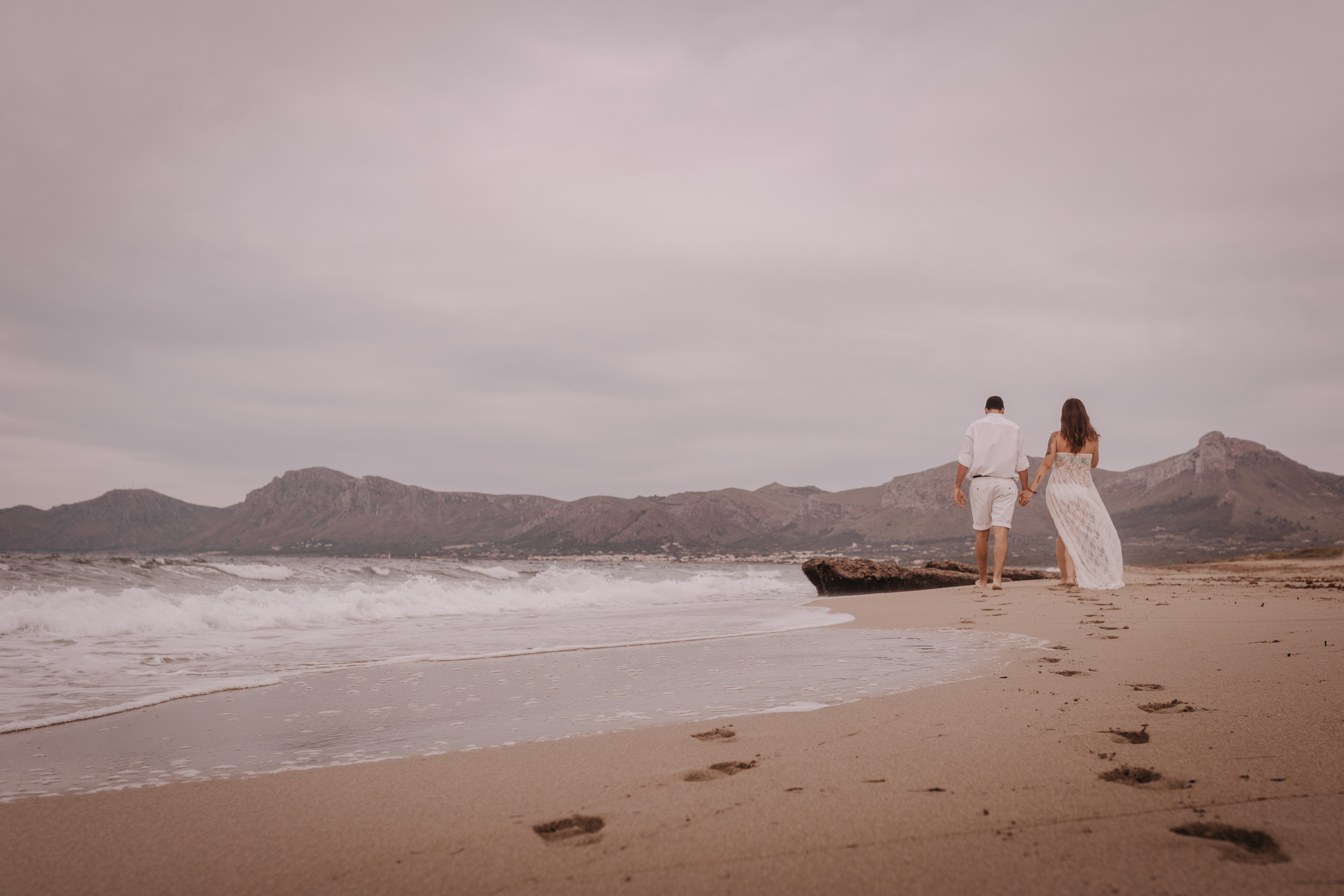 HAVING FUN ON THE BEACH. SPLASH Fotógrafo de bodas y familias en Palma de Mallorca | Mauricio Alcibar