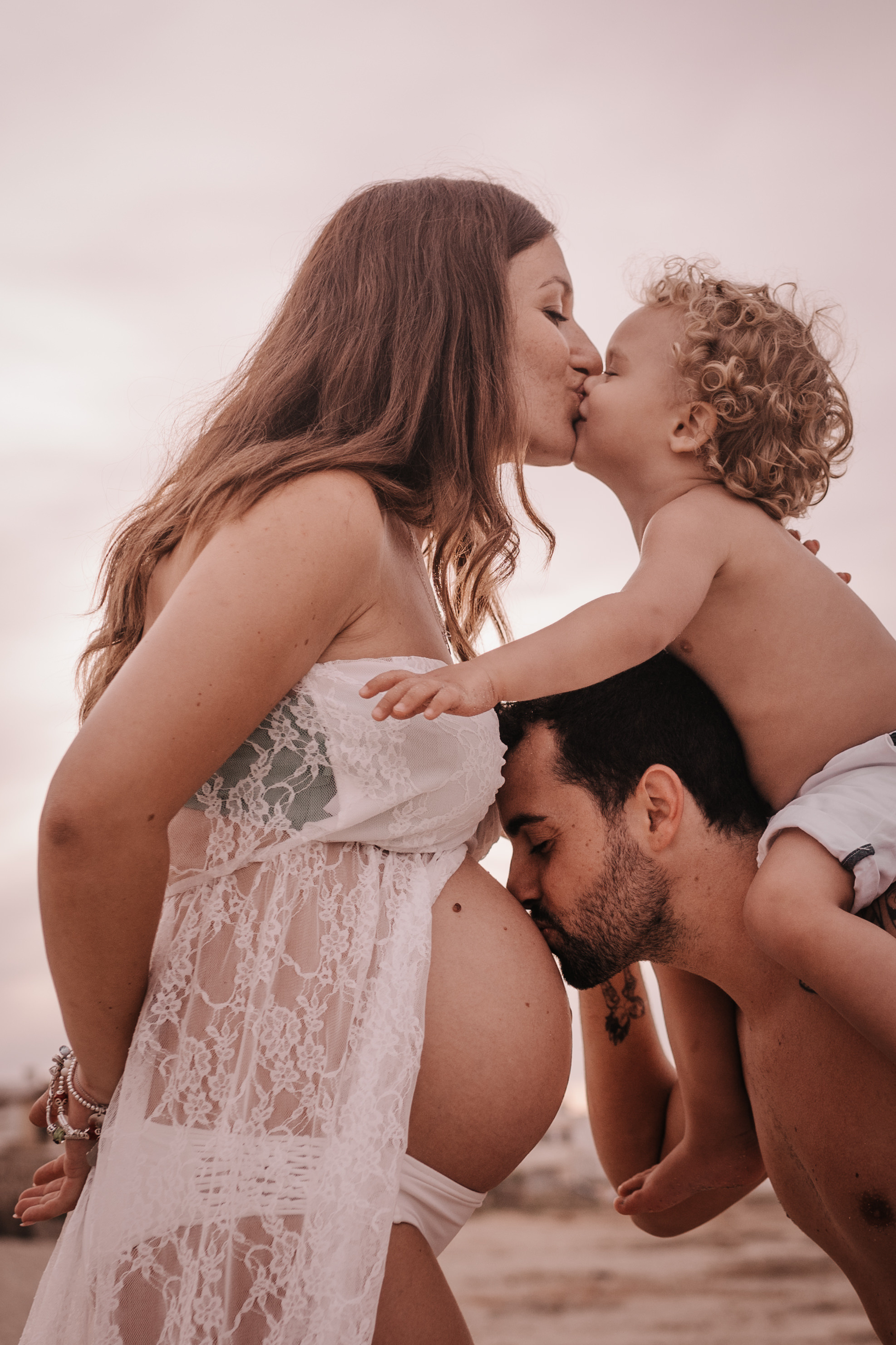 HAVING FUN ON THE BEACH. SPLASH Fotógrafo de bodas y familias en Palma de Mallorca | Mauricio Alcibar