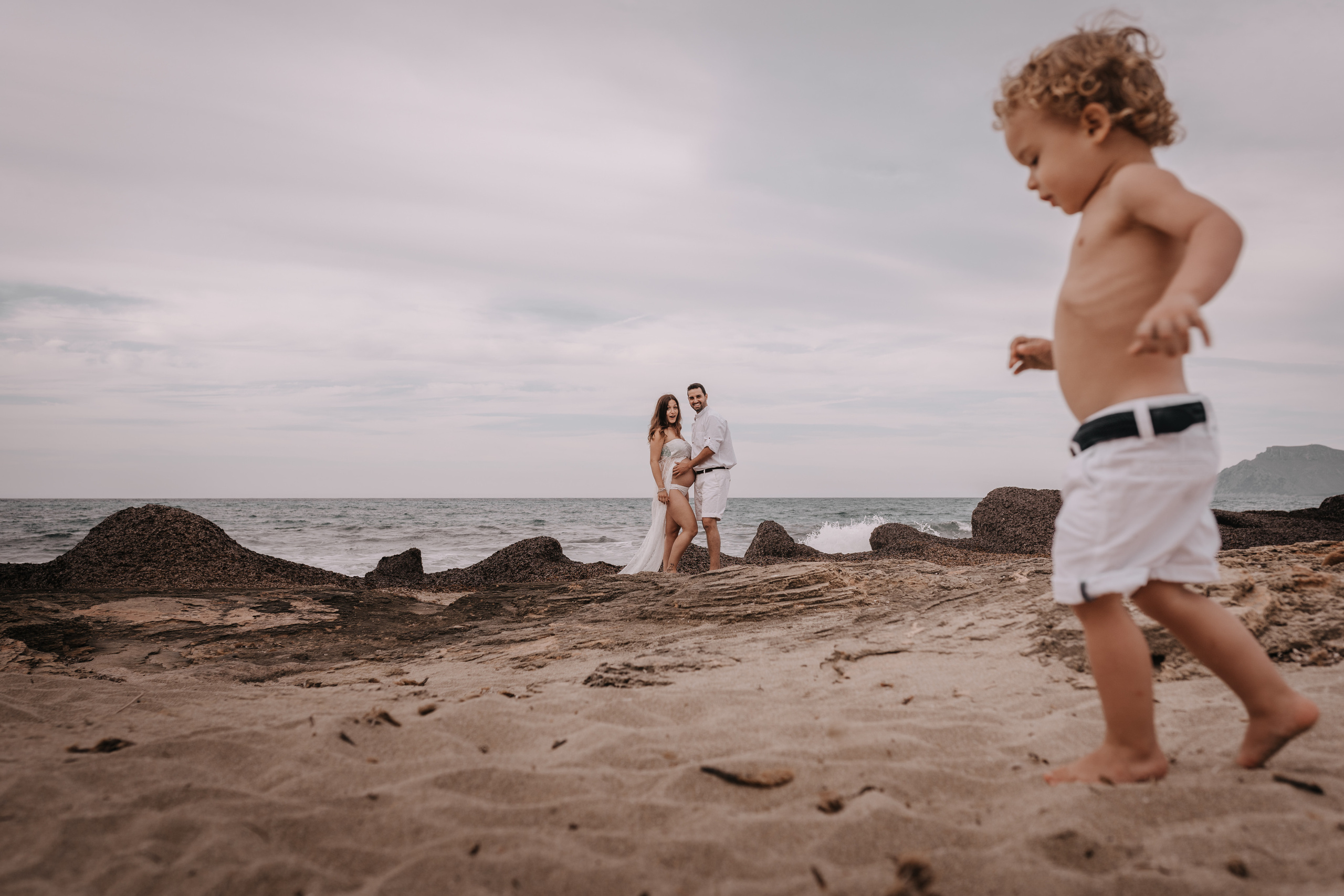 HAVING FUN ON THE BEACH. SPLASH Fotógrafo de bodas y familias en Palma de Mallorca | Mauricio Alcibar