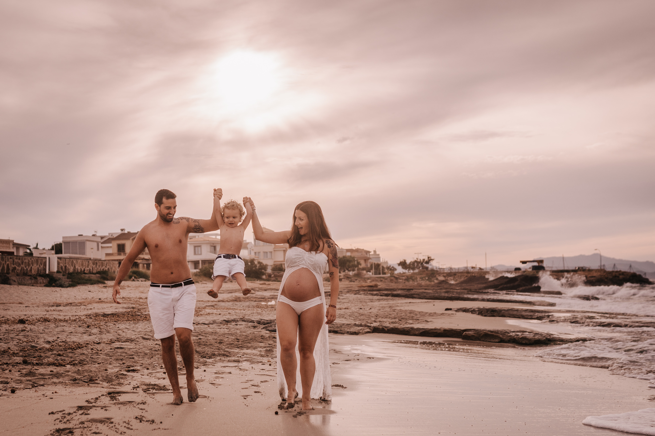 HAVING FUN ON THE BEACH. SPLASH Fotógrafo de bodas y familias en Palma de Mallorca | Mauricio Alcibar