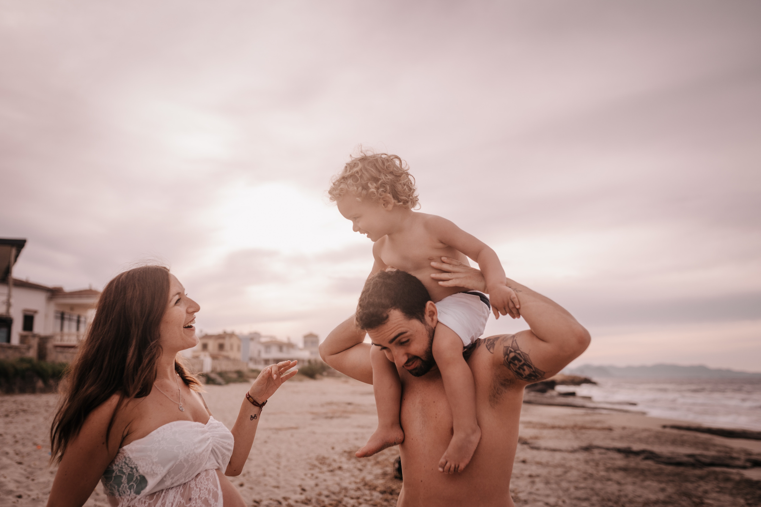 HAVING FUN ON THE BEACH. SPLASH Fotógrafo de bodas y familias en Palma de Mallorca | Mauricio Alcibar