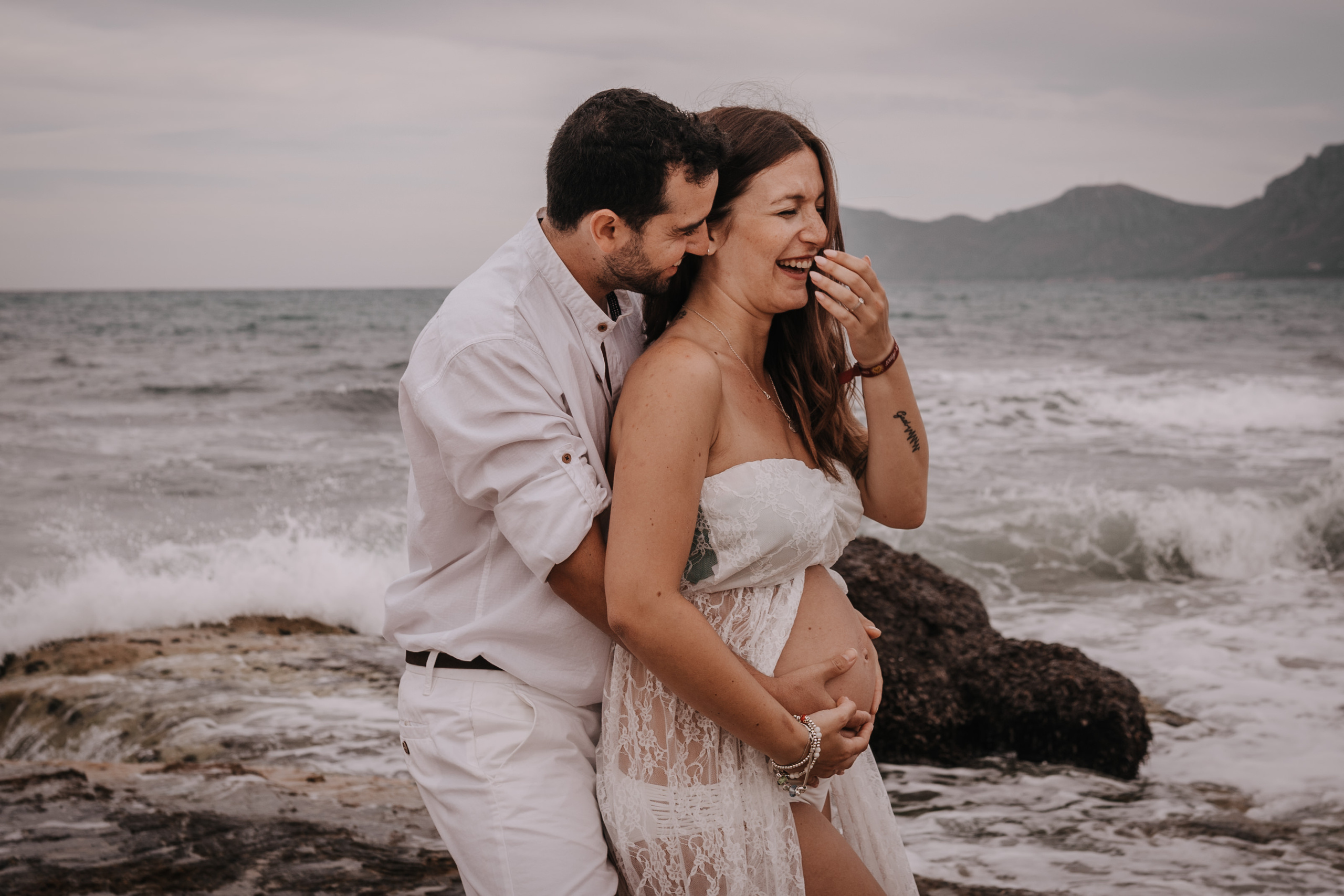 HAVING FUN ON THE BEACH. SPLASH Fotógrafo de bodas y familias en Palma de Mallorca | Mauricio Alcibar