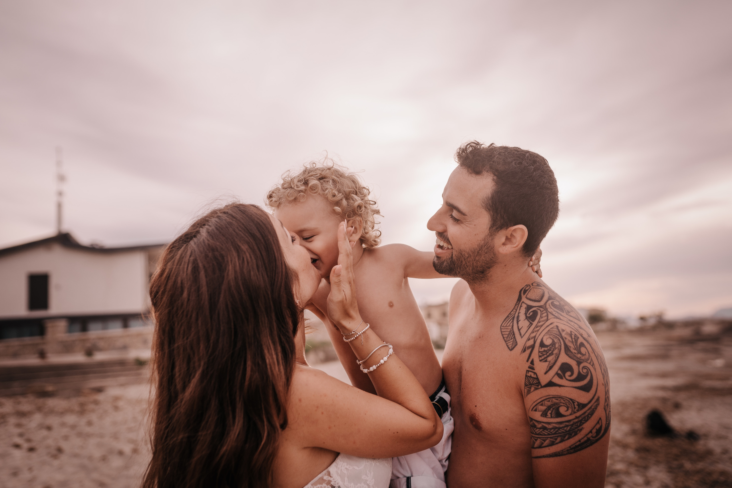 HAVING FUN ON THE BEACH. SPLASH Fotógrafo de bodas y familias en Palma de Mallorca | Mauricio Alcibar