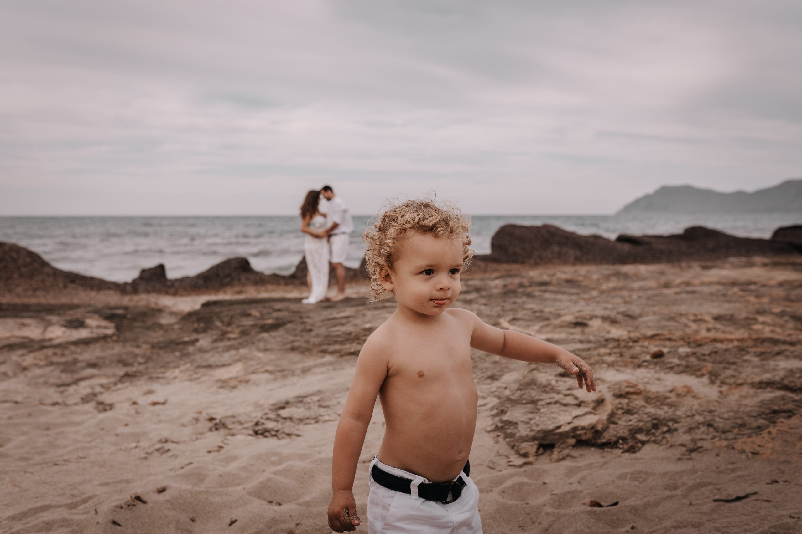 HAVING FUN ON THE BEACH. SPLASH Fotógrafo de bodas y familias en Palma de Mallorca | Mauricio Alcibar