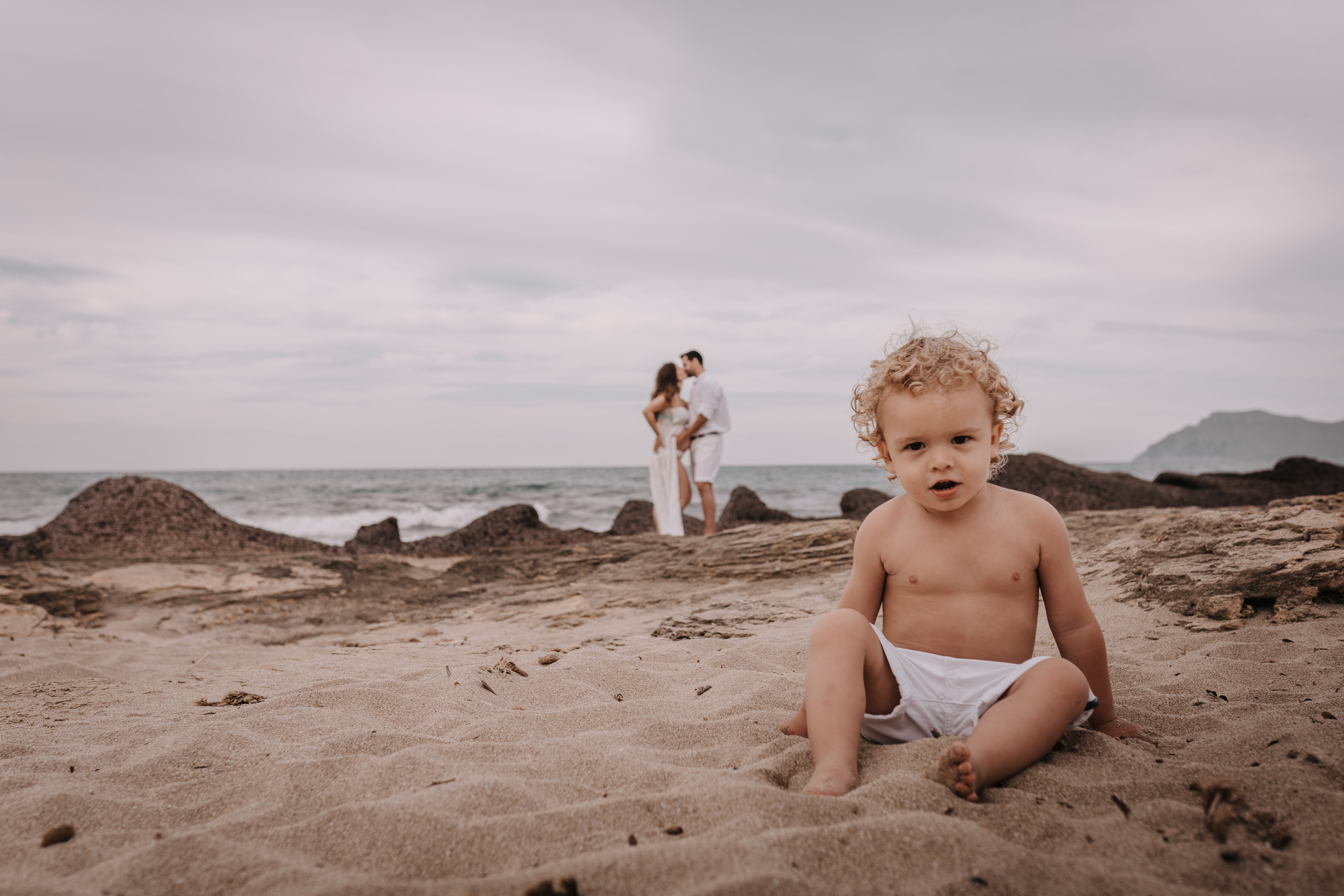 HAVING FUN ON THE BEACH. SPLASH Fotógrafo de bodas y familias en Palma de Mallorca | Mauricio Alcibar