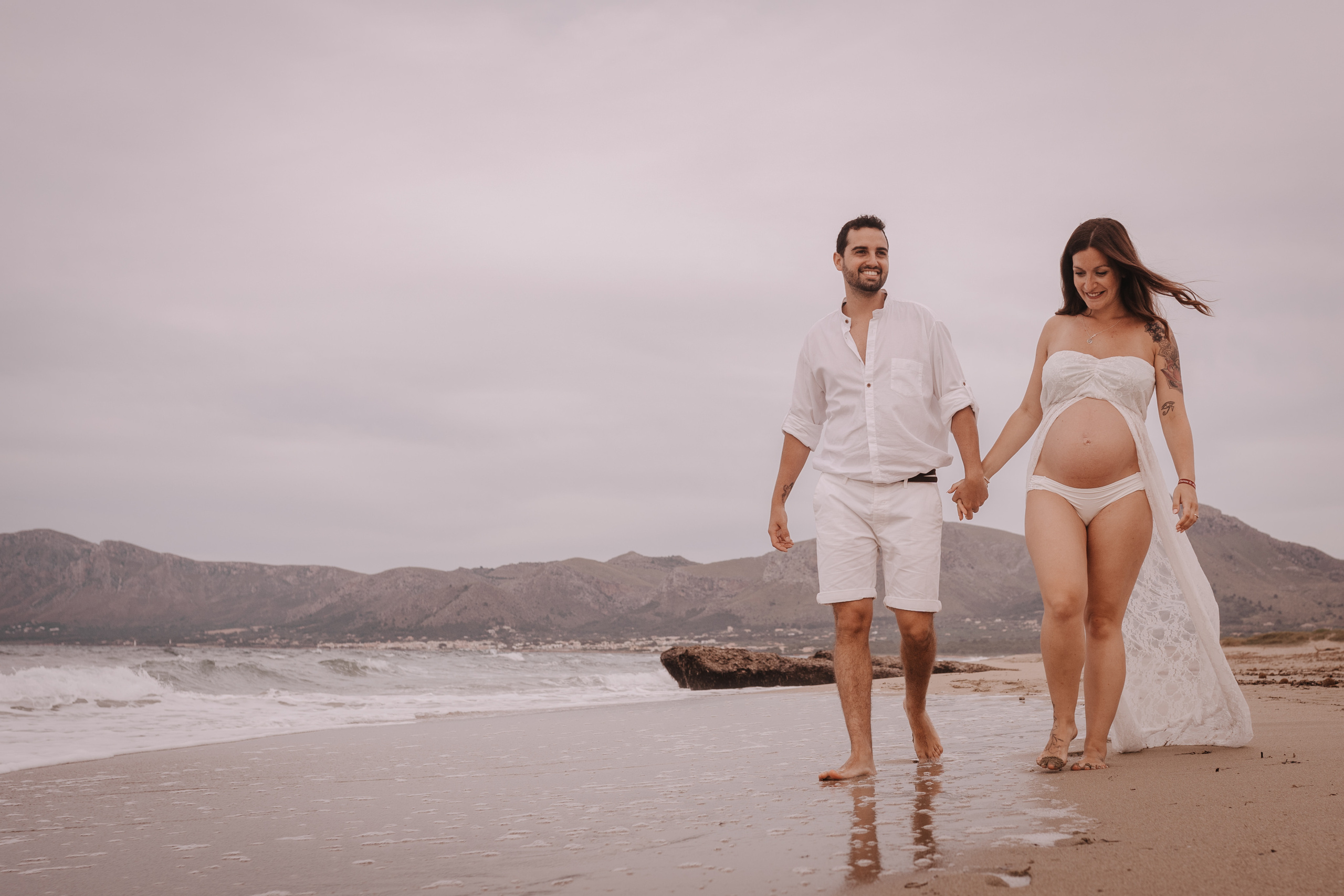 HAVING FUN ON THE BEACH. SPLASH Fotógrafo de bodas y familias en Palma de Mallorca | Mauricio Alcibar