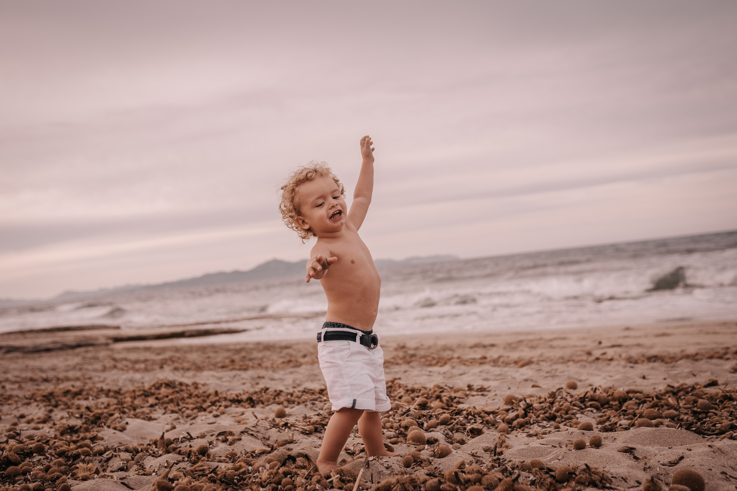 HAVING FUN ON THE BEACH. SPLASH Fotógrafo de bodas y familias en Palma de Mallorca | Mauricio Alcibar