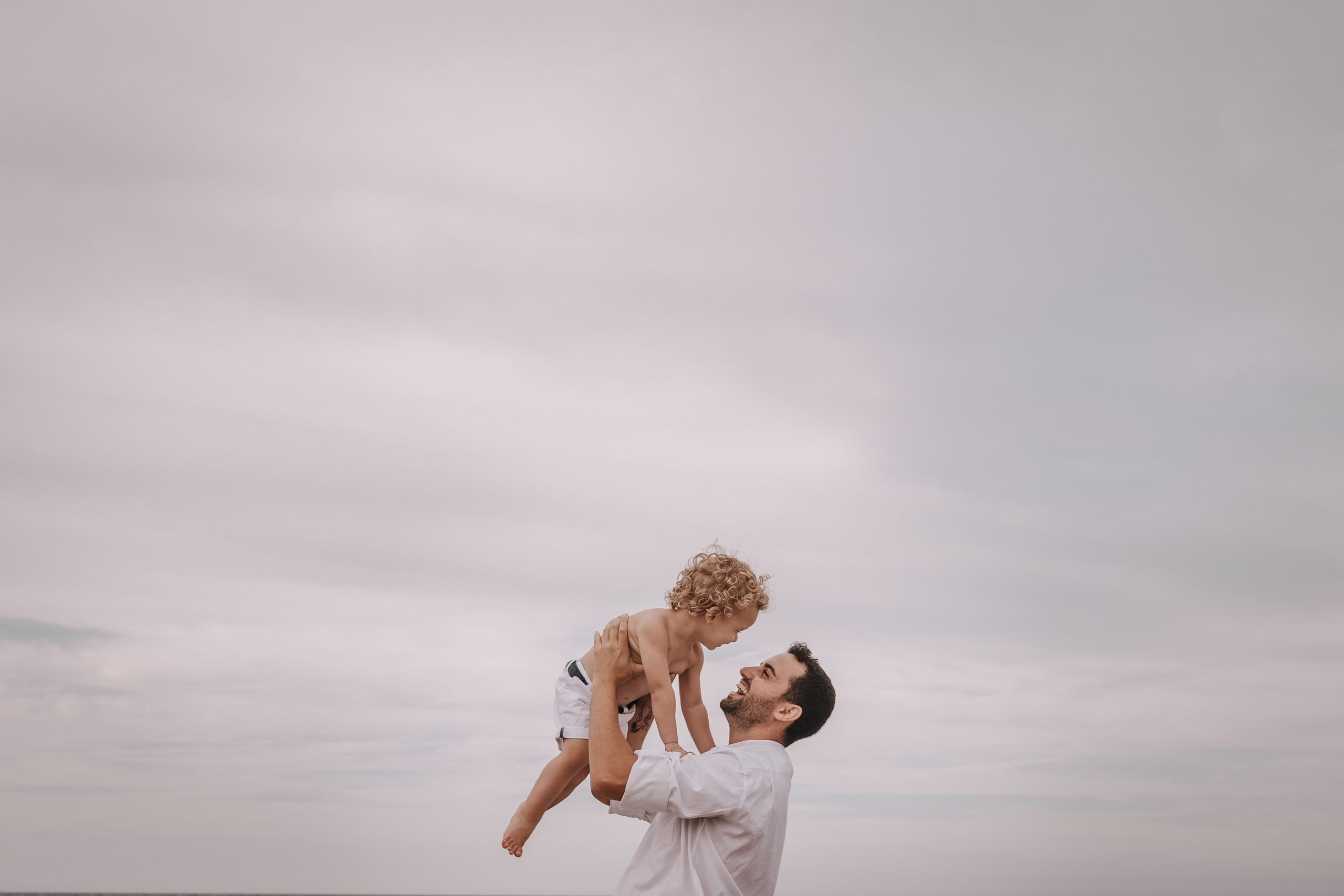 HAVING FUN ON THE BEACH. SPLASH Fotógrafo de bodas y familias en Palma de Mallorca | Mauricio Alcibar