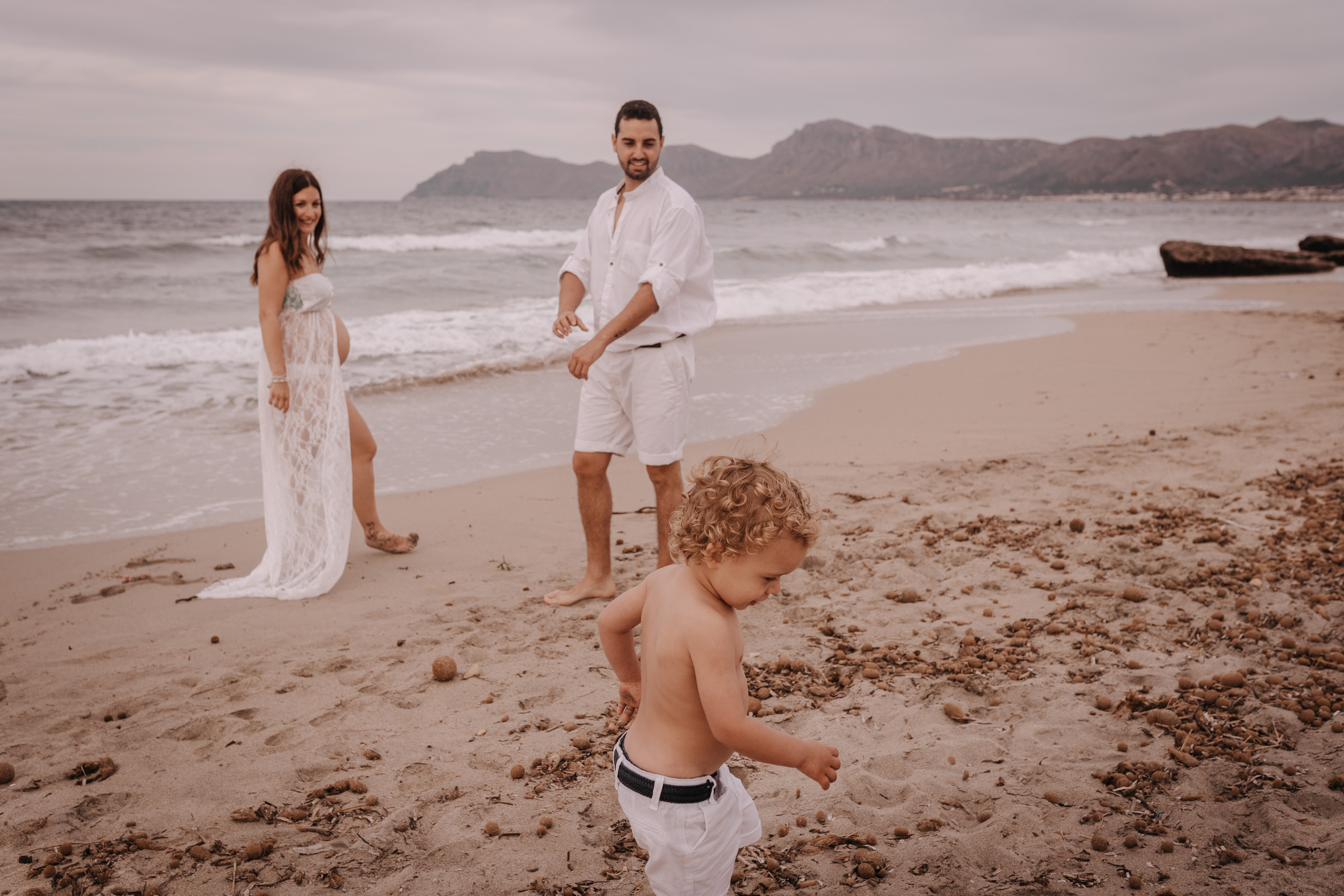 HAVING FUN ON THE BEACH. SPLASH Fotógrafo de bodas y familias en Palma de Mallorca | Mauricio Alcibar