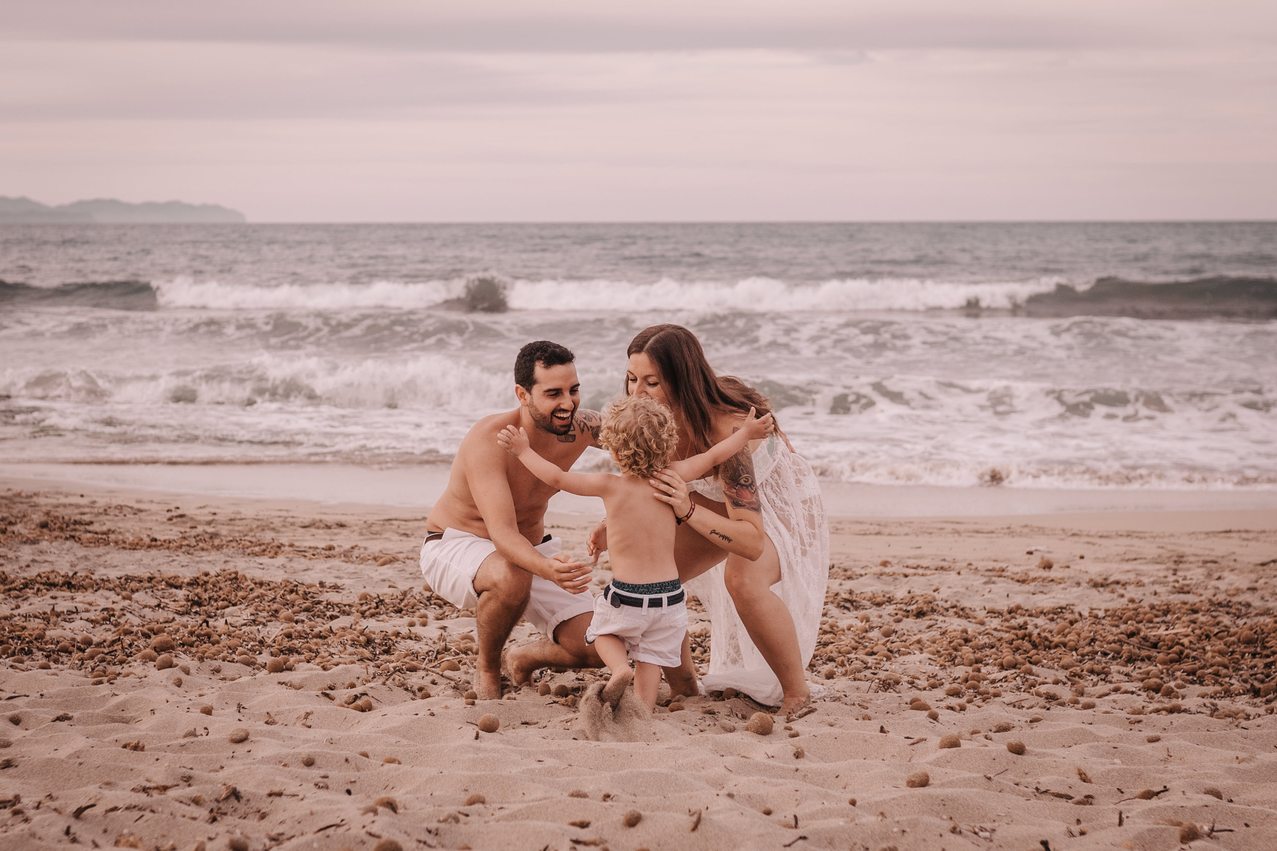 HAVING FUN ON THE BEACH. SPLASH Fotógrafo de bodas y familias en Palma de Mallorca | Mauricio Alcibar