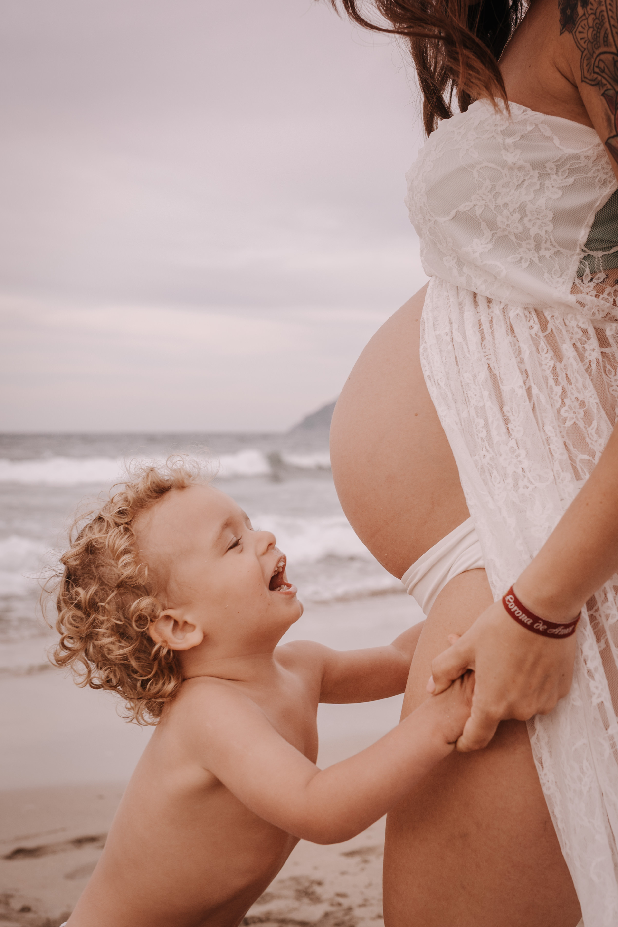 HAVING FUN ON THE BEACH. SPLASH Fotógrafo de bodas y familias en Palma de Mallorca | Mauricio Alcibar