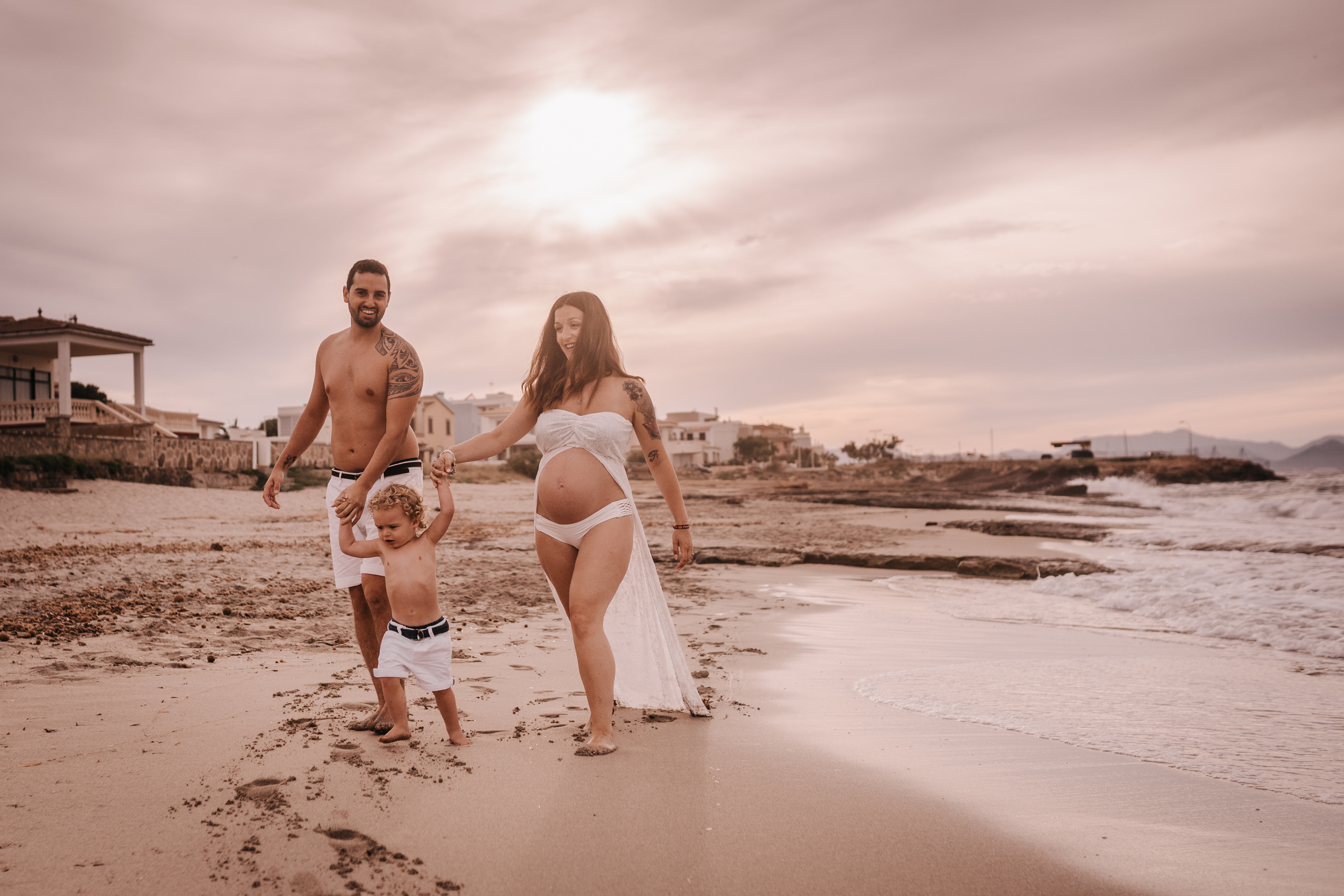 HAVING FUN ON THE BEACH. SPLASH Fotógrafo de bodas y familias en Palma de Mallorca | Mauricio Alcibar