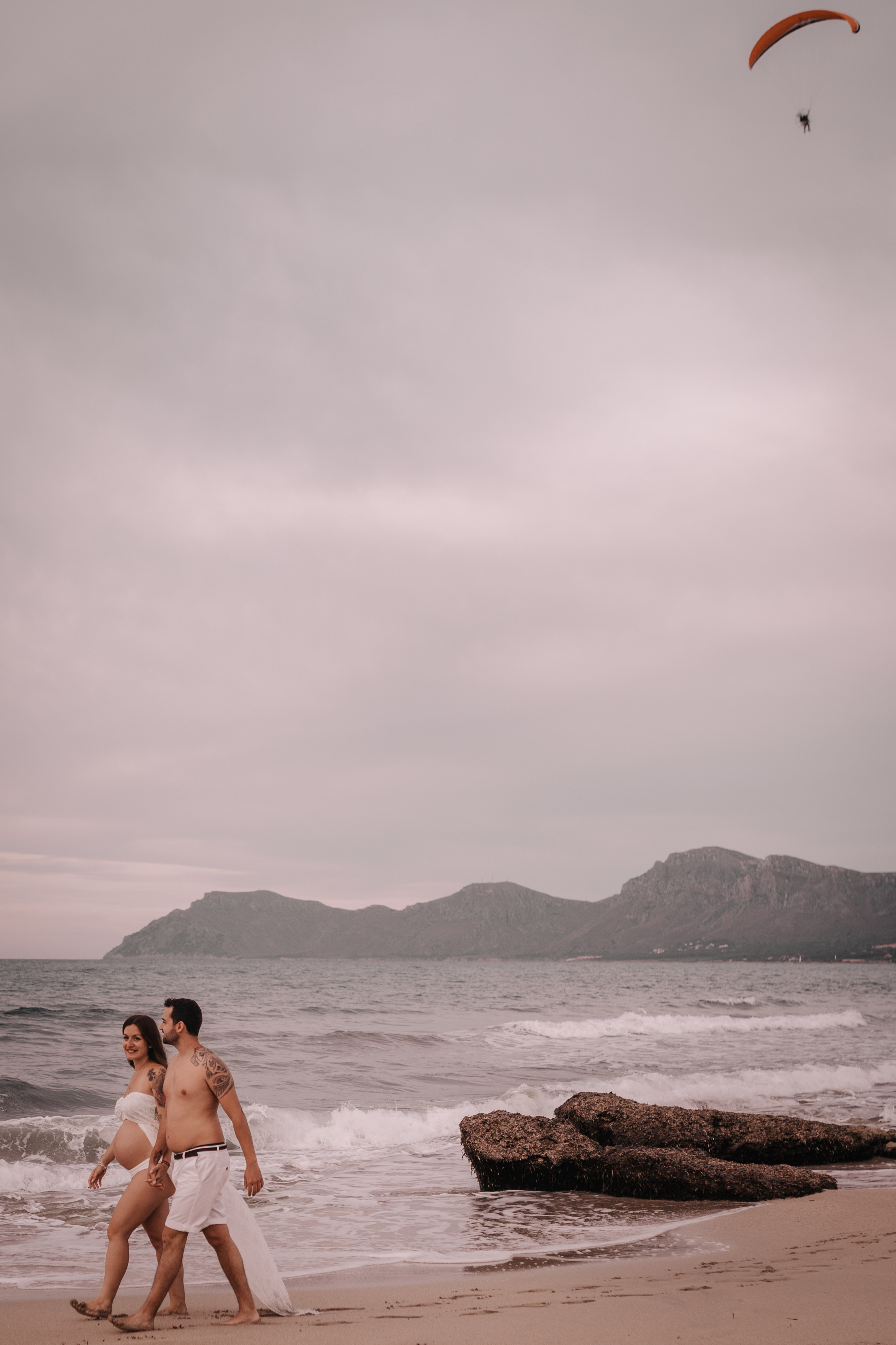 HAVING FUN ON THE BEACH. SPLASH Fotógrafo de bodas y familias en Palma de Mallorca | Mauricio Alcibar