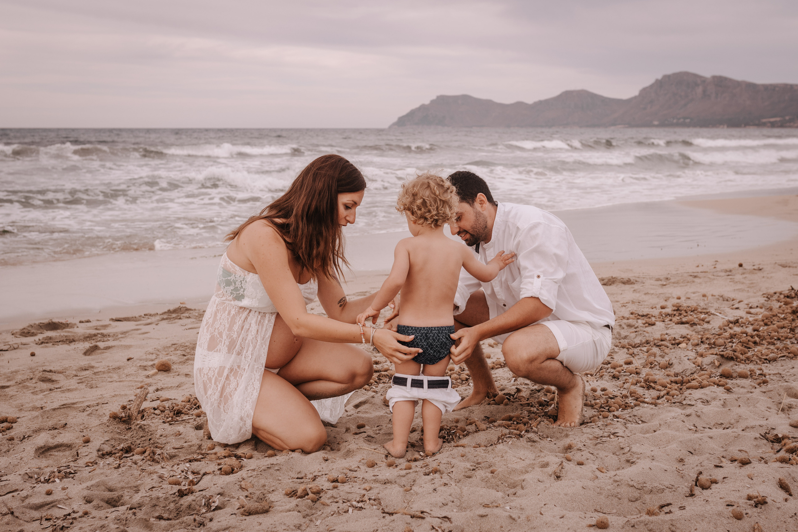 HAVING FUN ON THE BEACH. SPLASH Fotógrafo de bodas y familias en Palma de Mallorca | Mauricio Alcibar
