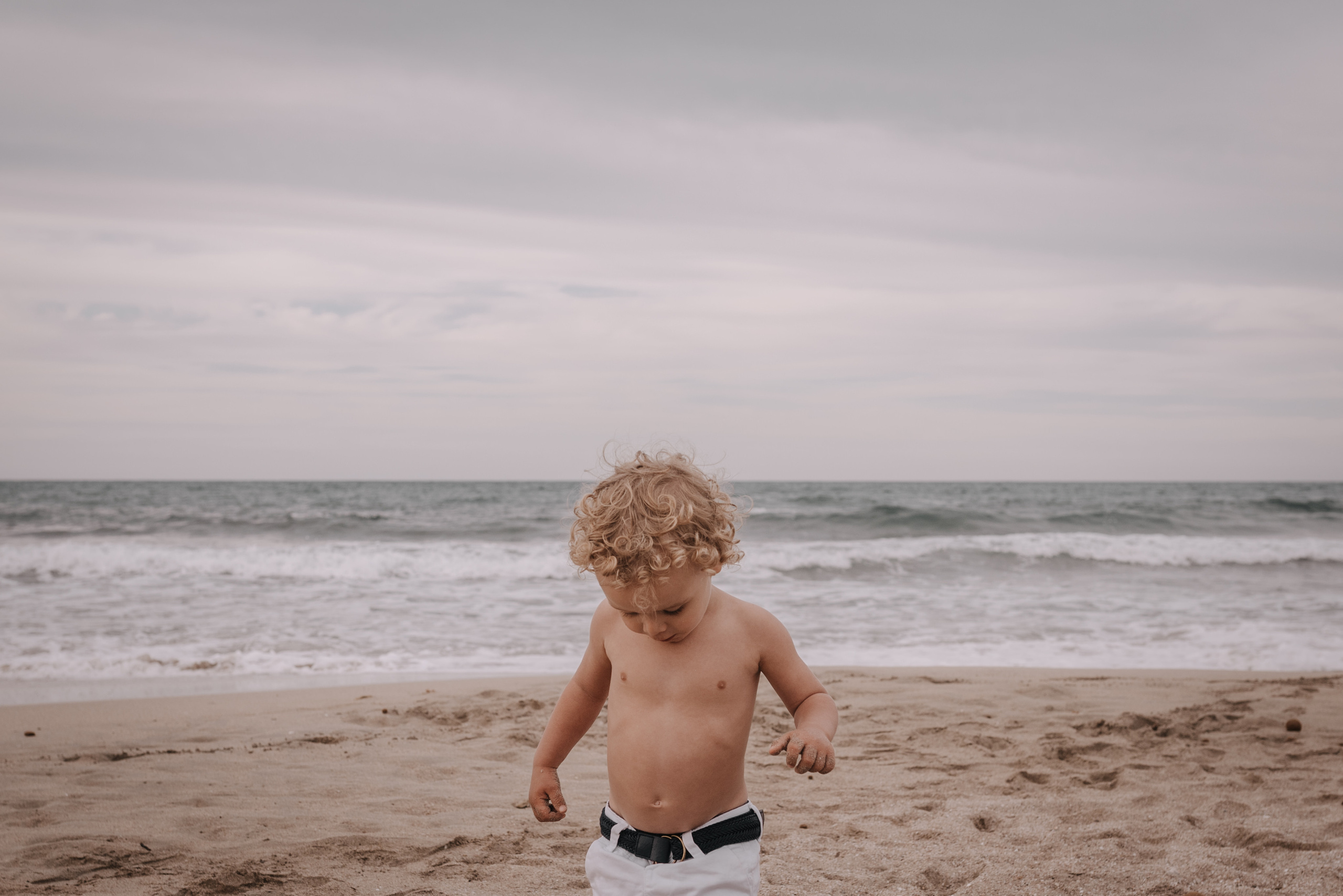 HAVING FUN ON THE BEACH. SPLASH Fotógrafo de bodas y familias en Palma de Mallorca | Mauricio Alcibar