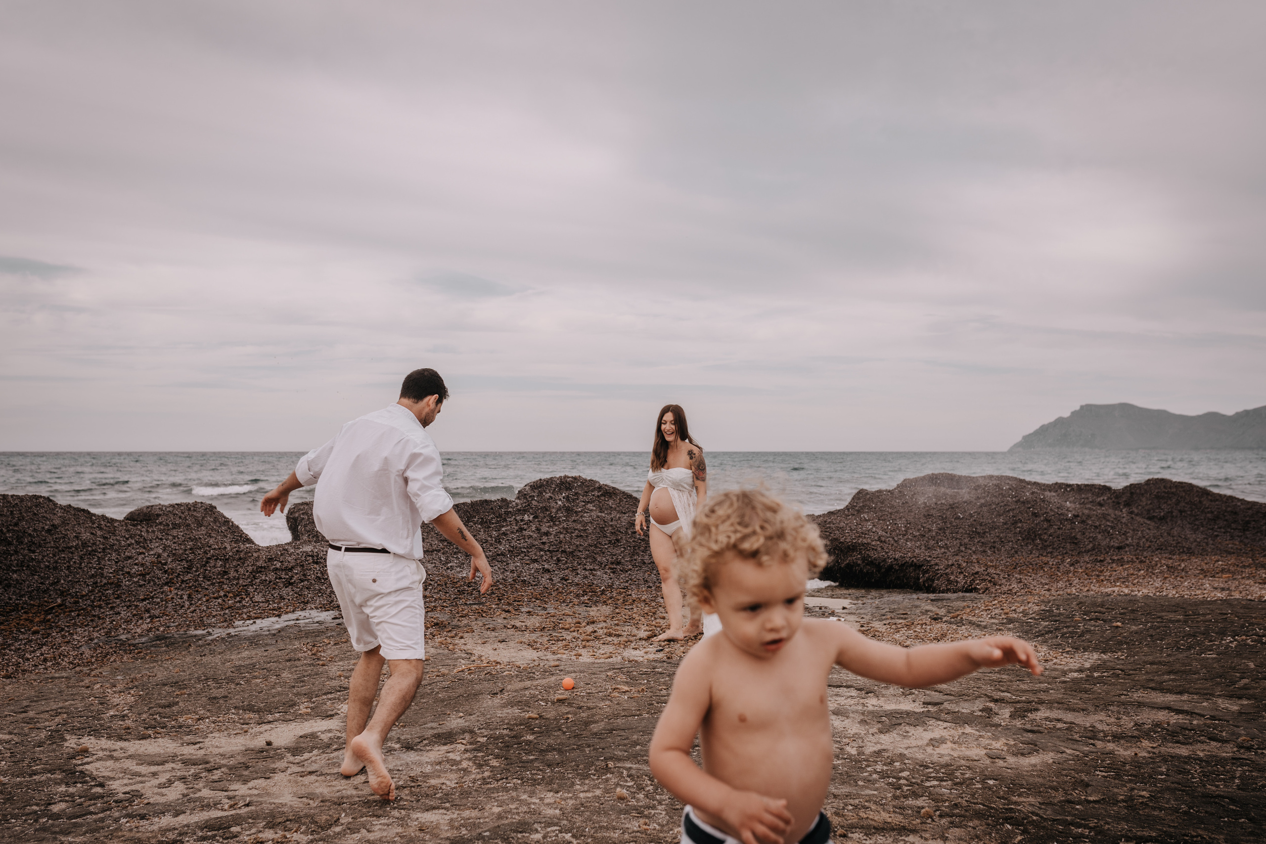 HAVING FUN ON THE BEACH. SPLASH Fotógrafo de bodas y familias en Palma de Mallorca | Mauricio Alcibar