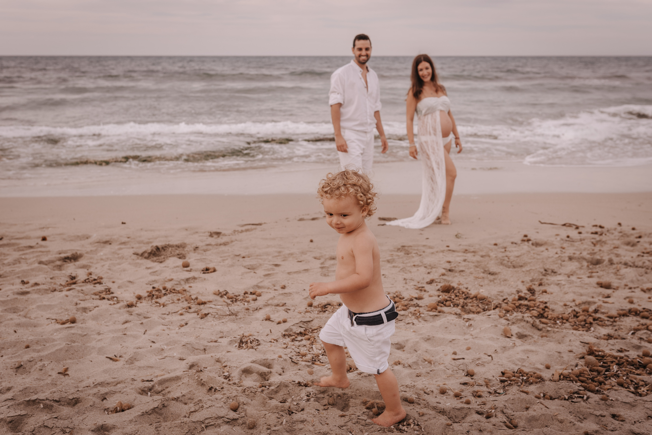HAVING FUN ON THE BEACH. SPLASH Fotógrafo de bodas y familias en Palma de Mallorca | Mauricio Alcibar