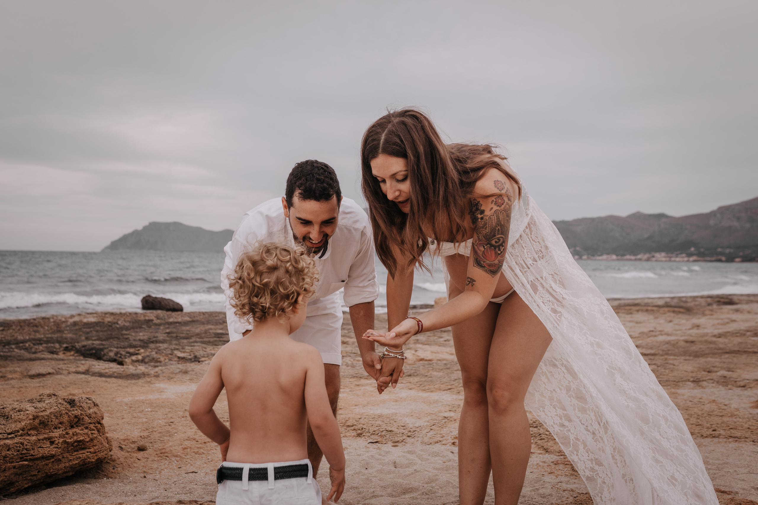 HAVING FUN ON THE BEACH. SPLASH Fotógrafo de bodas y familias en Palma de Mallorca | Mauricio Alcibar