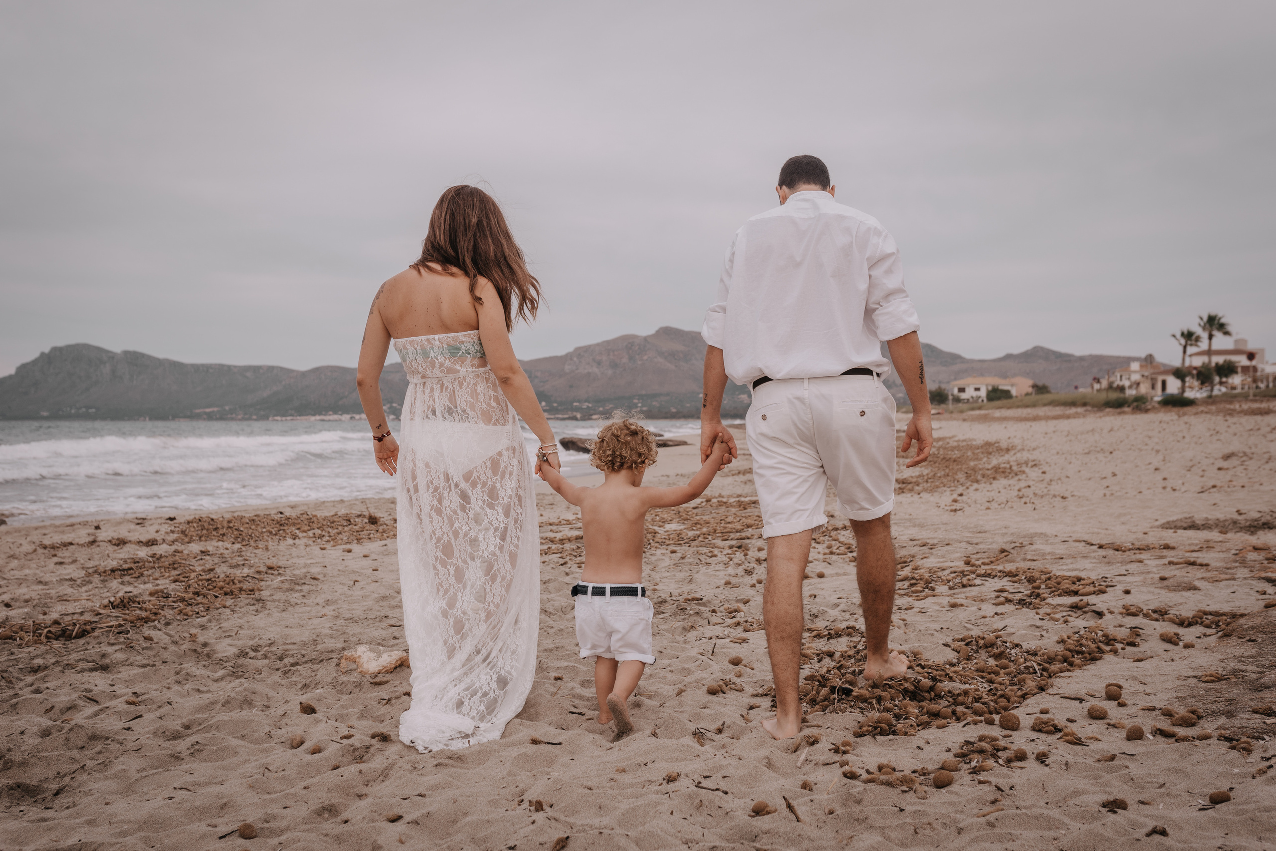 HAVING FUN ON THE BEACH. SPLASH Fotógrafo de bodas y familias en Palma de Mallorca | Mauricio Alcibar