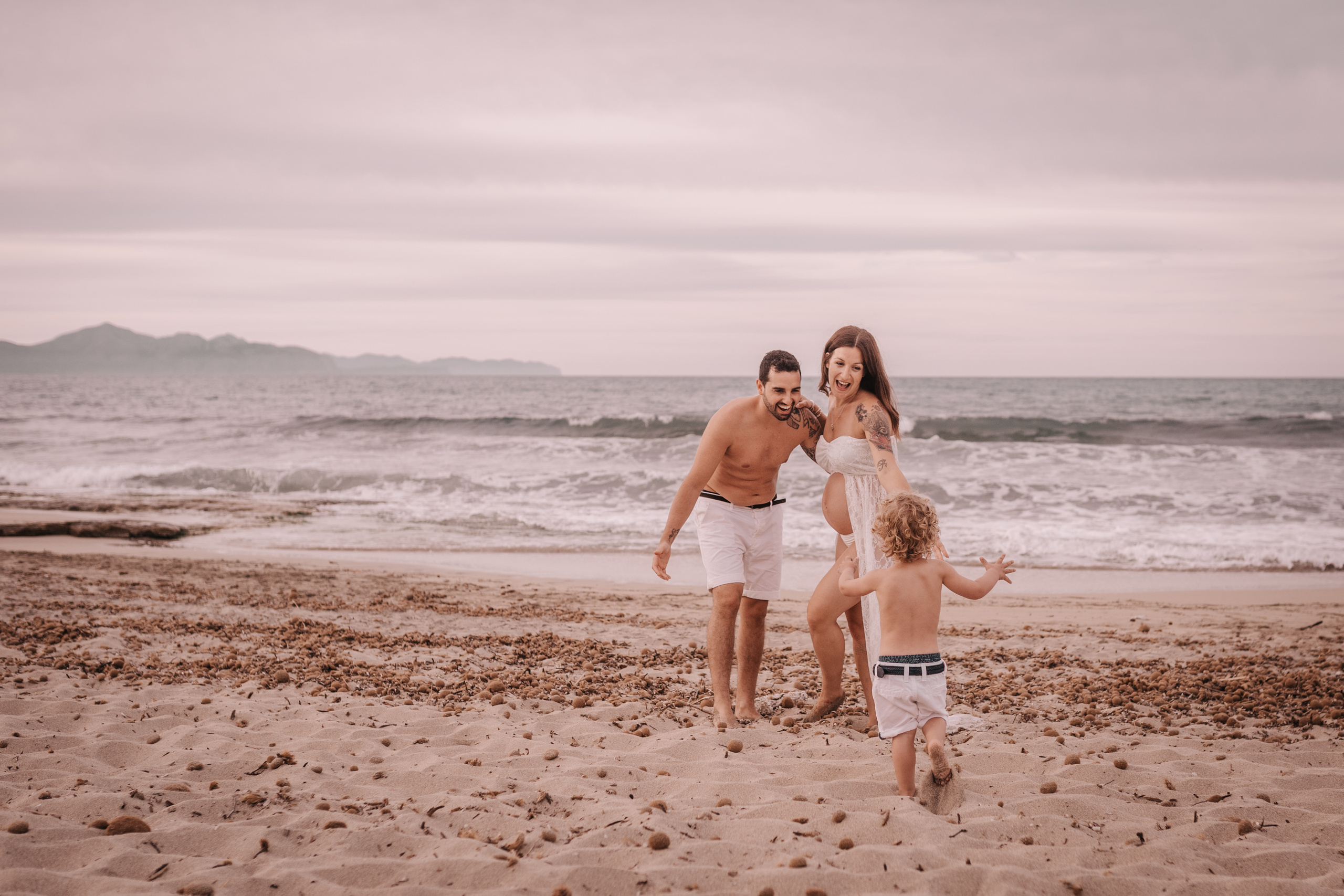 HAVING FUN ON THE BEACH. SPLASH Fotógrafo de bodas y familias en Palma de Mallorca | Mauricio Alcibar