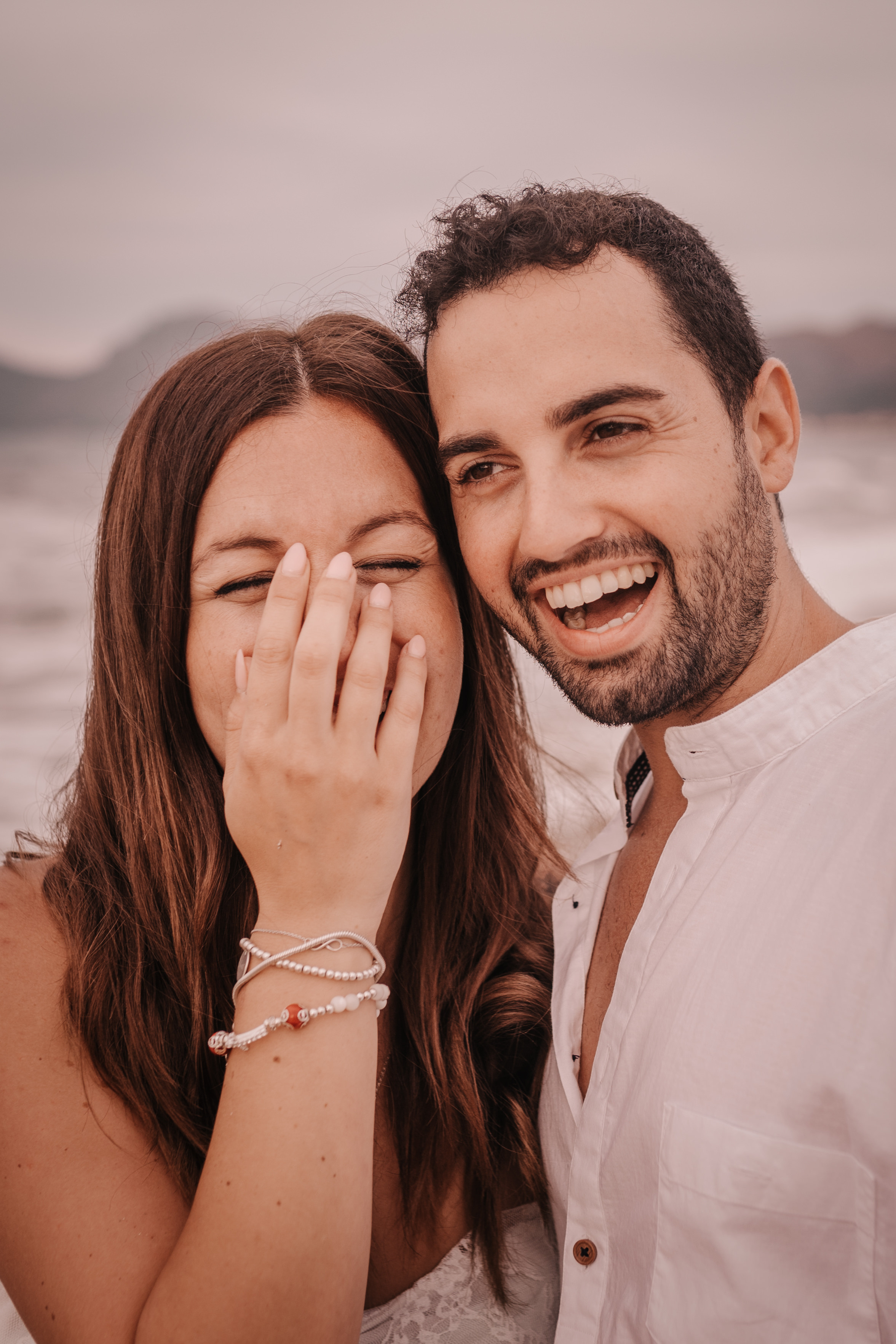 HAVING FUN ON THE BEACH. SPLASH Fotógrafo de bodas y familias en Palma de Mallorca | Mauricio Alcibar