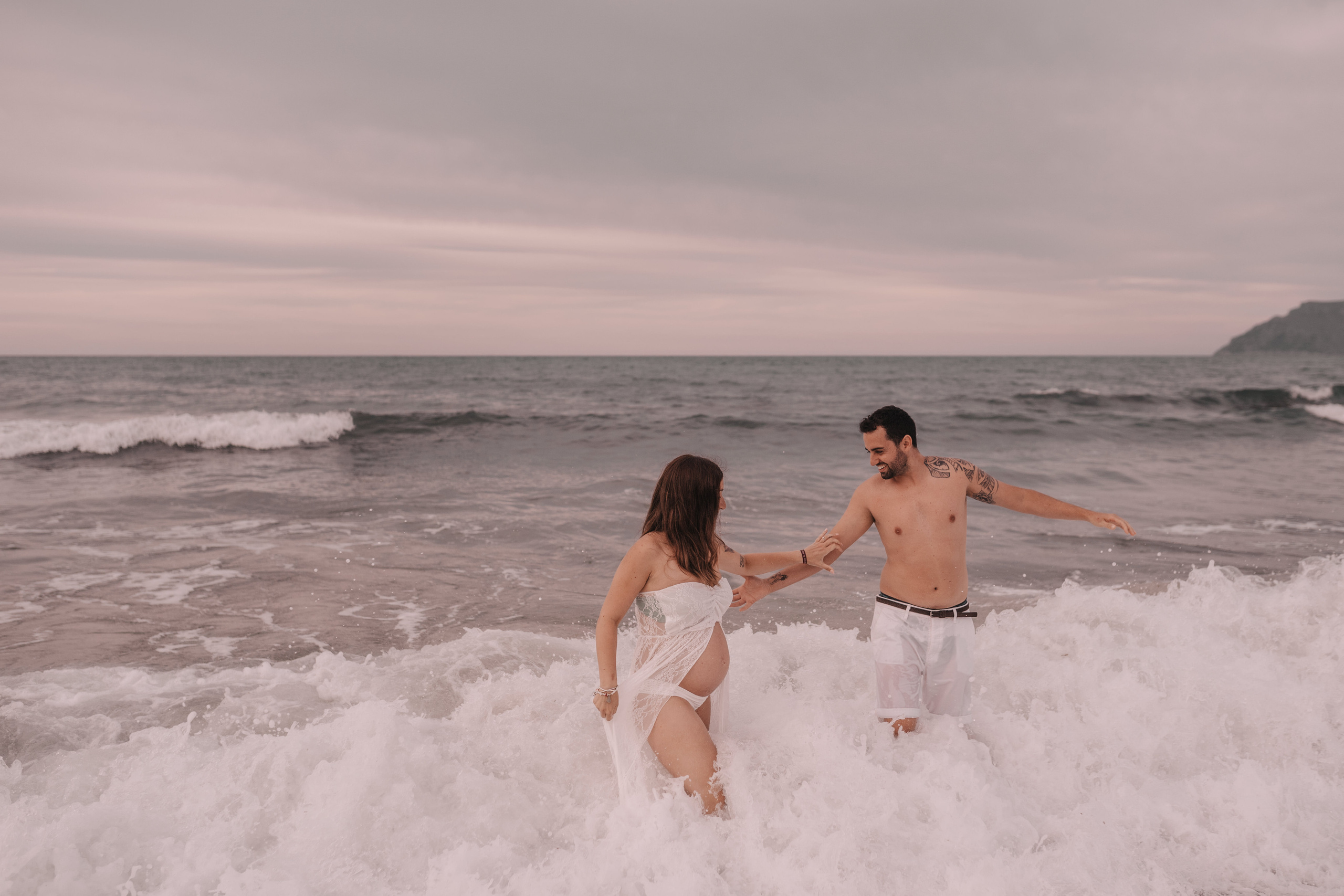 HAVING FUN ON THE BEACH. SPLASH Fotógrafo de bodas y familias en Palma de Mallorca | Mauricio Alcibar
