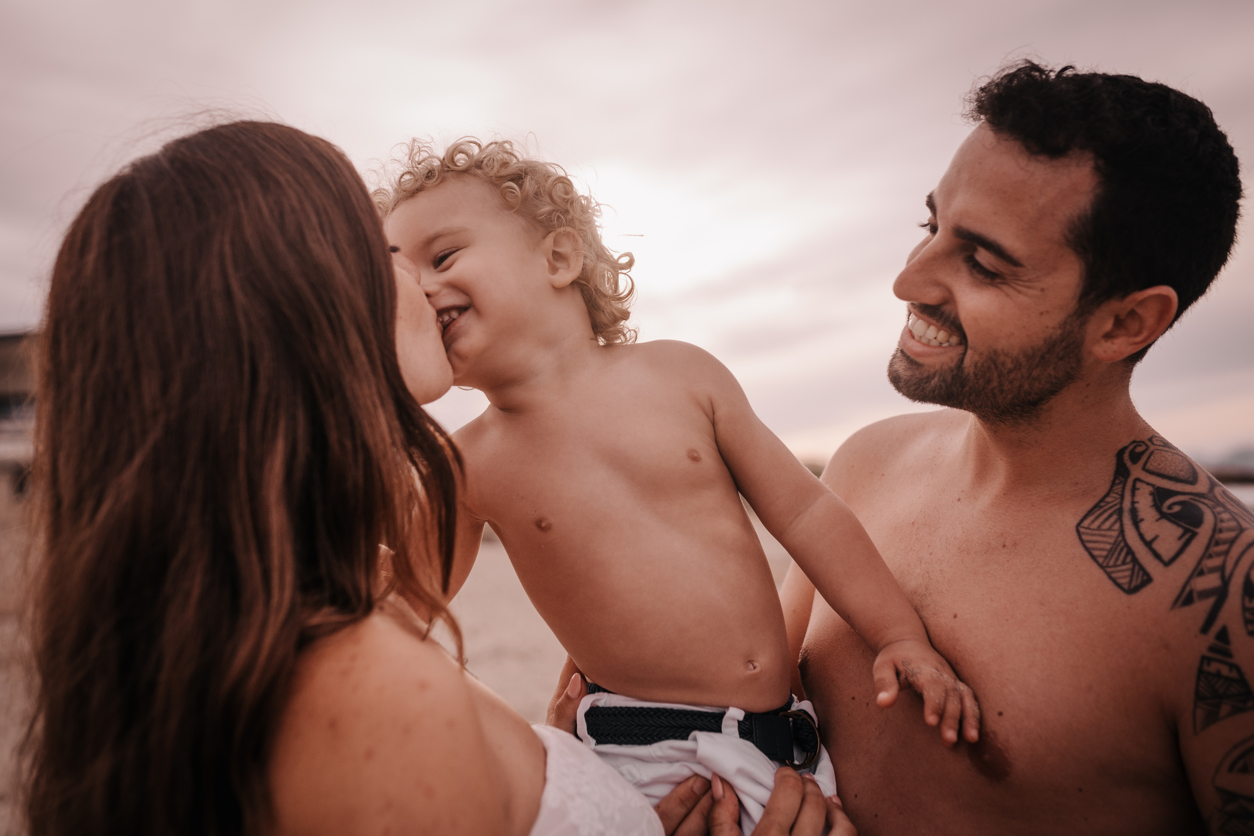 HAVING FUN ON THE BEACH. SPLASH Fotógrafo de bodas y familias en Palma de Mallorca | Mauricio Alcibar