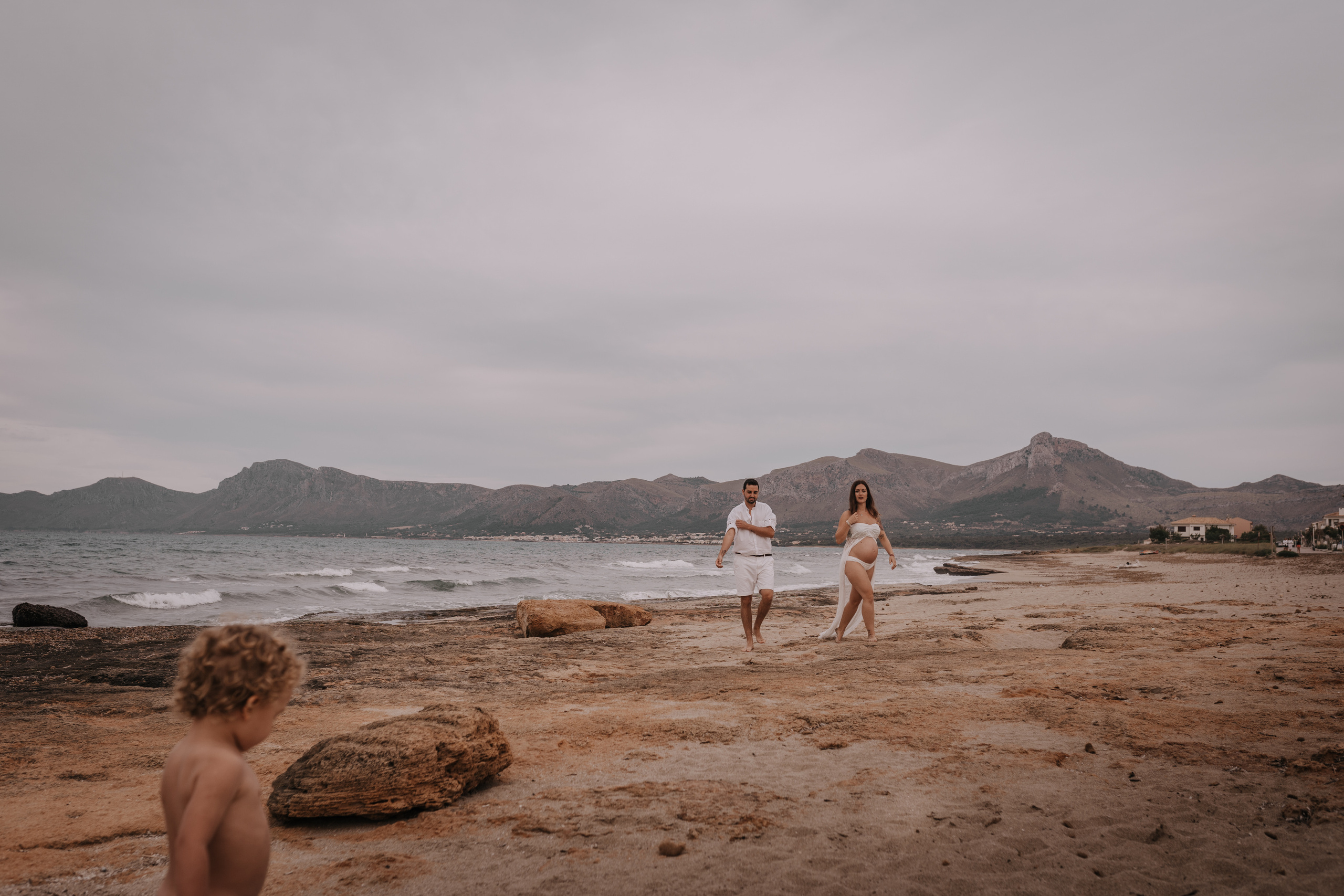 HAVING FUN ON THE BEACH. SPLASH Fotógrafo de bodas y familias en Palma de Mallorca | Mauricio Alcibar