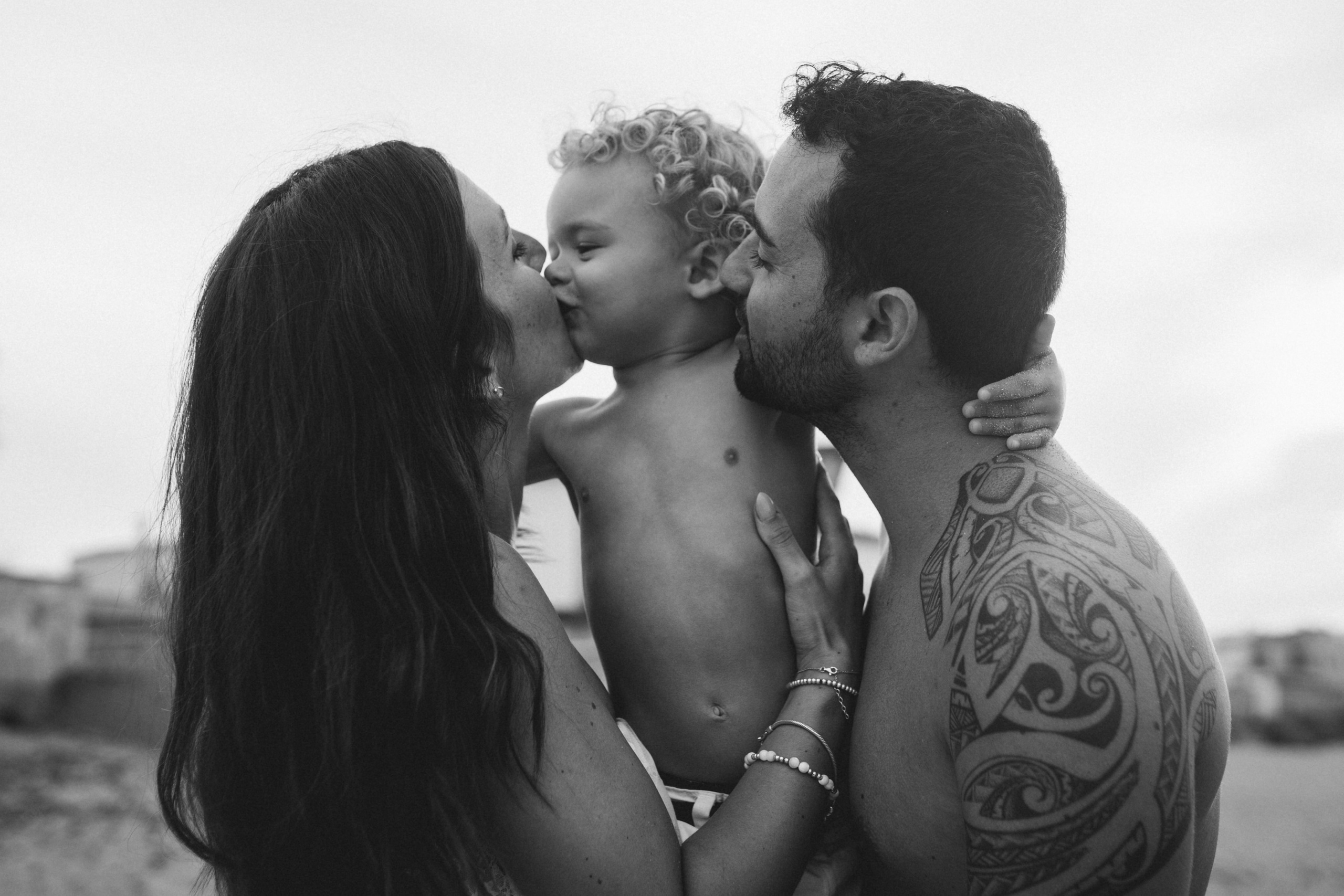HAVING FUN ON THE BEACH. SPLASH Fotógrafo de bodas y familias en Palma de Mallorca | Mauricio Alcibar